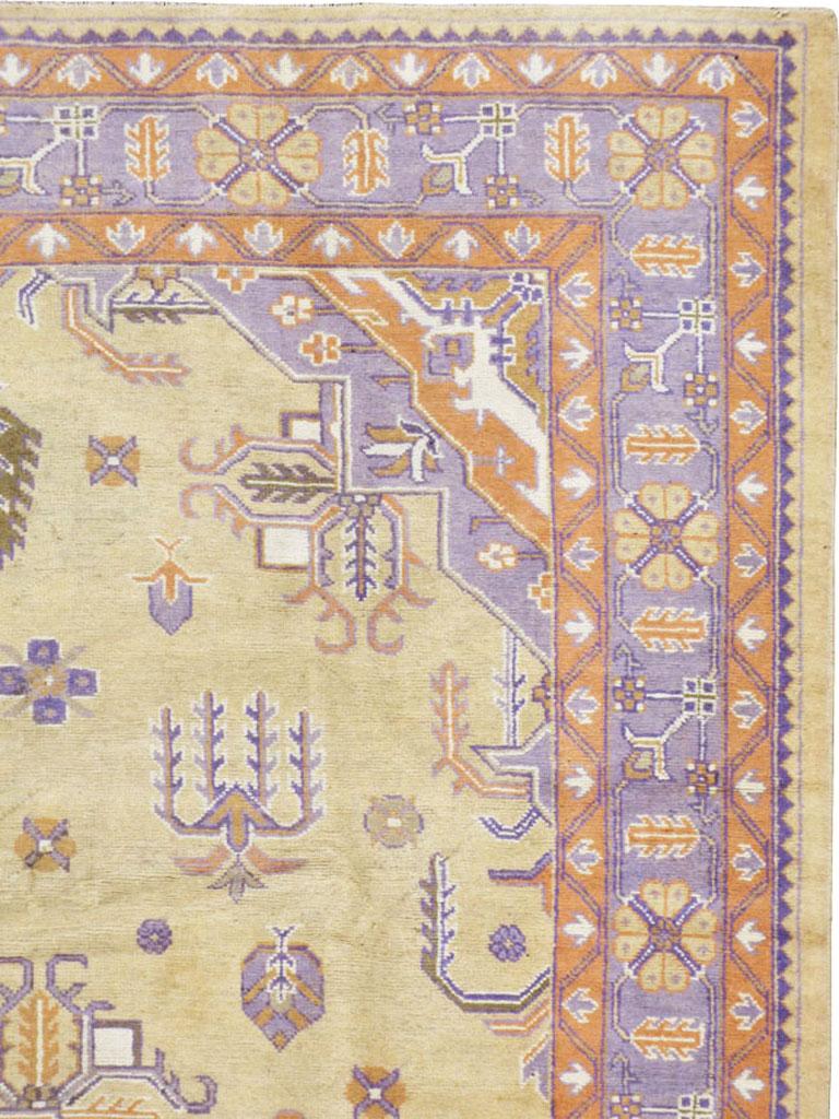 Weich gefärbter Oushak-Teppich in Beige, Lila und Orange aus der Mitte des 20. Jahrhunderts (Türkisch) im Angebot