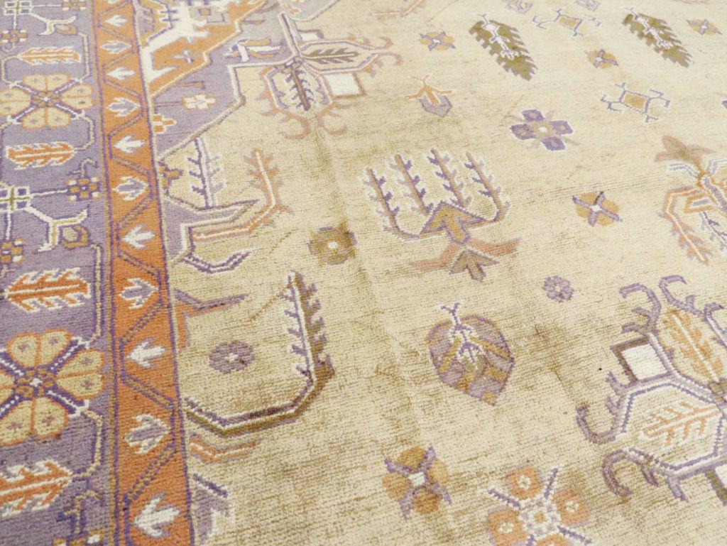 Weich gefärbter Oushak-Teppich in Beige, Lila und Orange aus der Mitte des 20. Jahrhunderts (Wolle) im Angebot