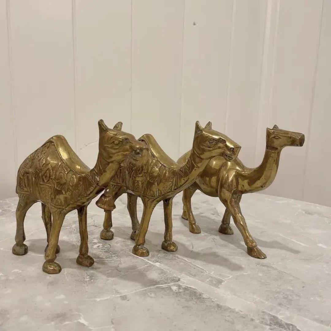 Hollywood Regency Cammelli in ottone massiccio della metà del XX secolo - Set di tre pezzi in vendita