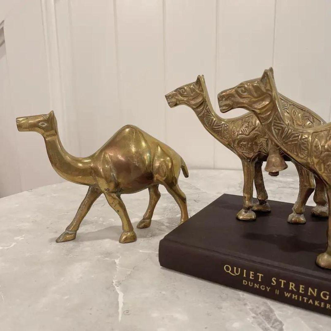 Cammelli in ottone massiccio della metà del XX secolo - Set di tre pezzi in vendita 1