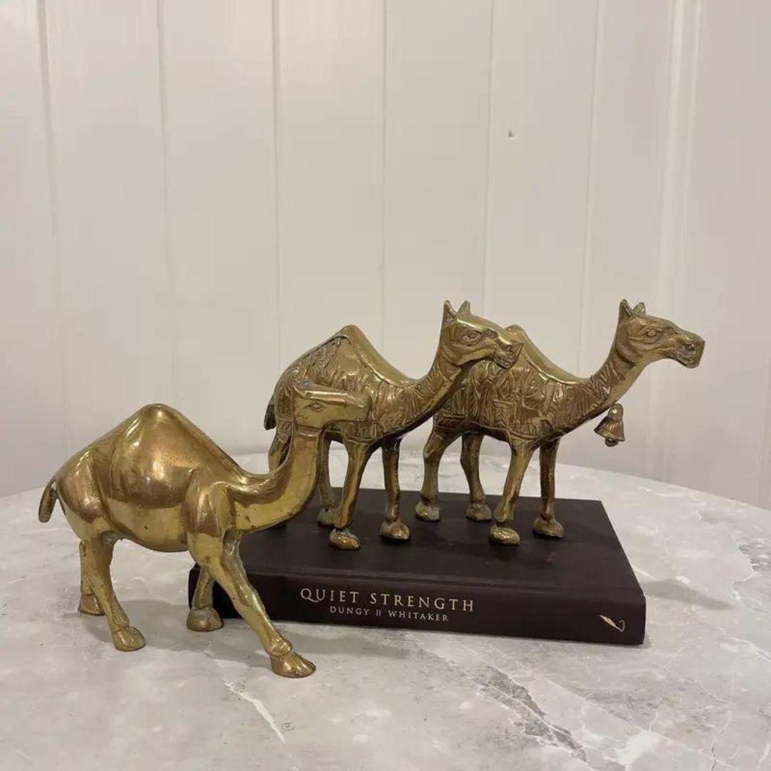 Cammelli in ottone massiccio della metà del XX secolo - Set di tre pezzi in vendita 2
