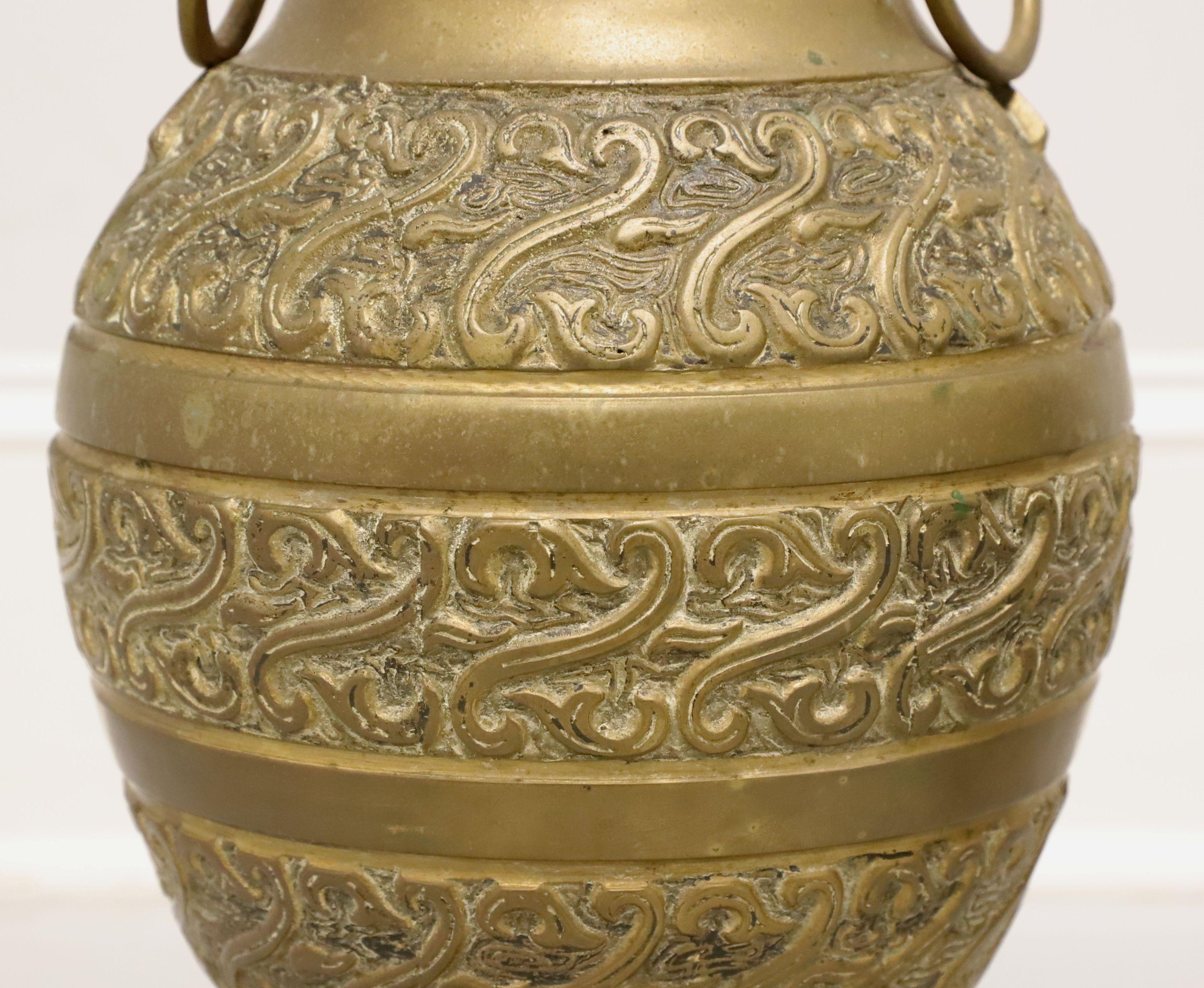 20ième siècle Urnes décoratives en laiton massif du milieu du 20e siècle - Paire en vente