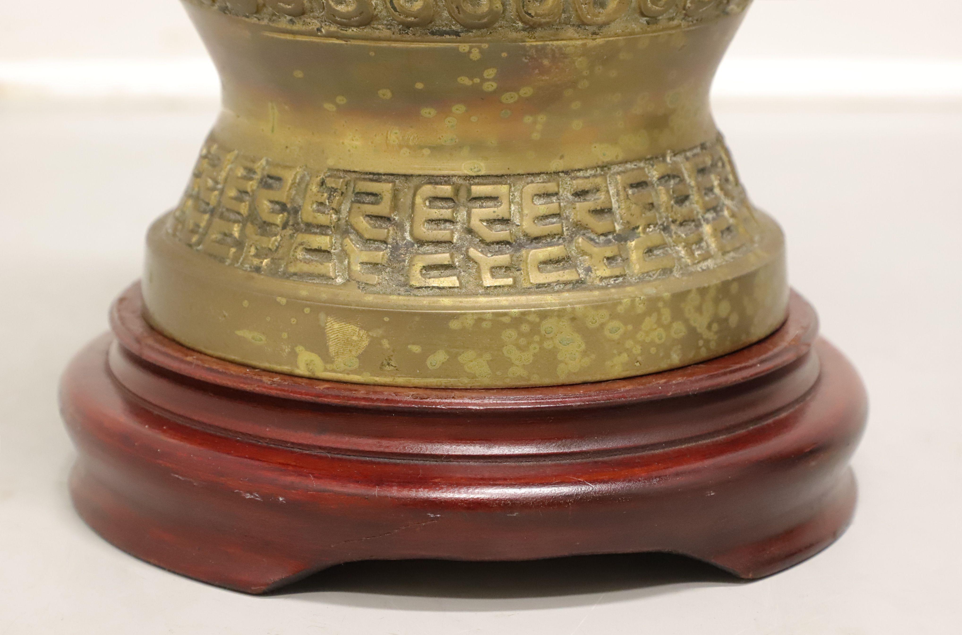 Laiton Urnes décoratives en laiton massif du milieu du 20e siècle - Paire en vente