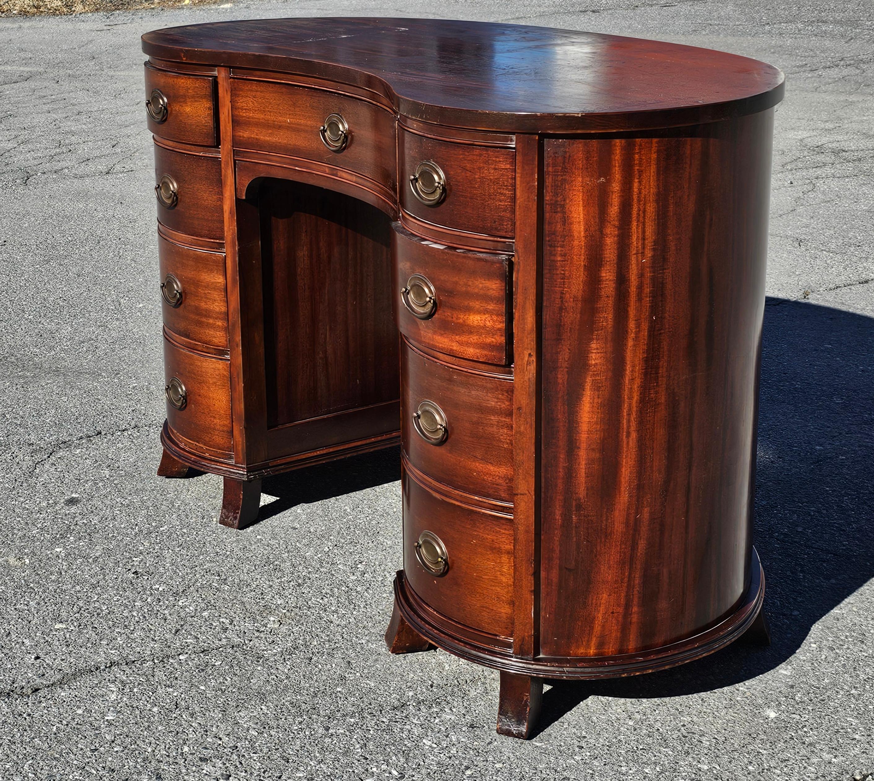 Mid 20th Century Solid Mahogany  Federal Kidney Desk In Good Condition For Sale In Germantown, MD