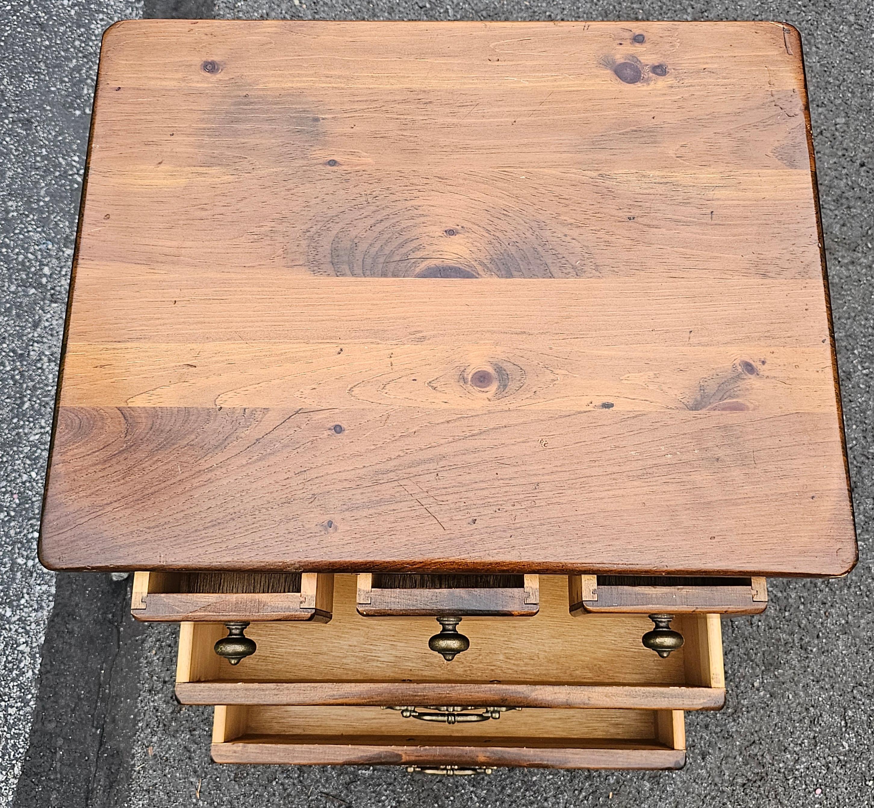 Table d'appoint à cinq tiroirs en pin massif du milieu du 20e siècle Table de chevet en vente 10