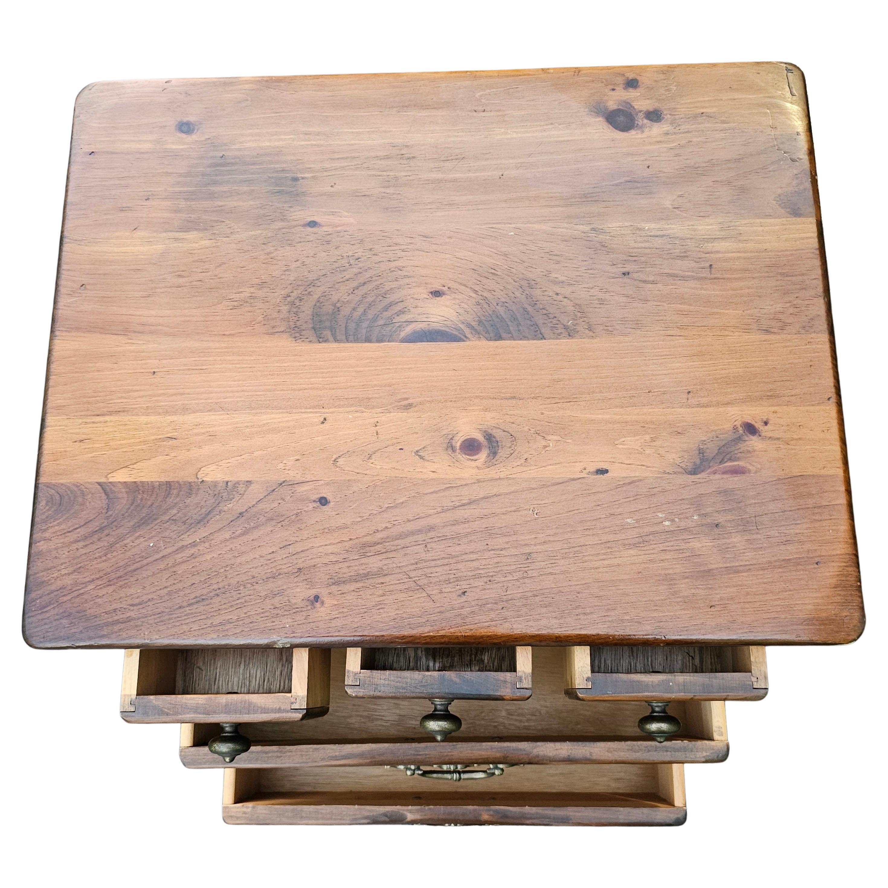Table d'appoint à cinq tiroirs en pin massif du milieu du 20e siècle Table de chevet en vente 1