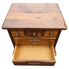 Mitte des 20. Jahrhunderts Kiefer massiv Fünf-Schubladen-Bett-Beistelltisch Nachttisch