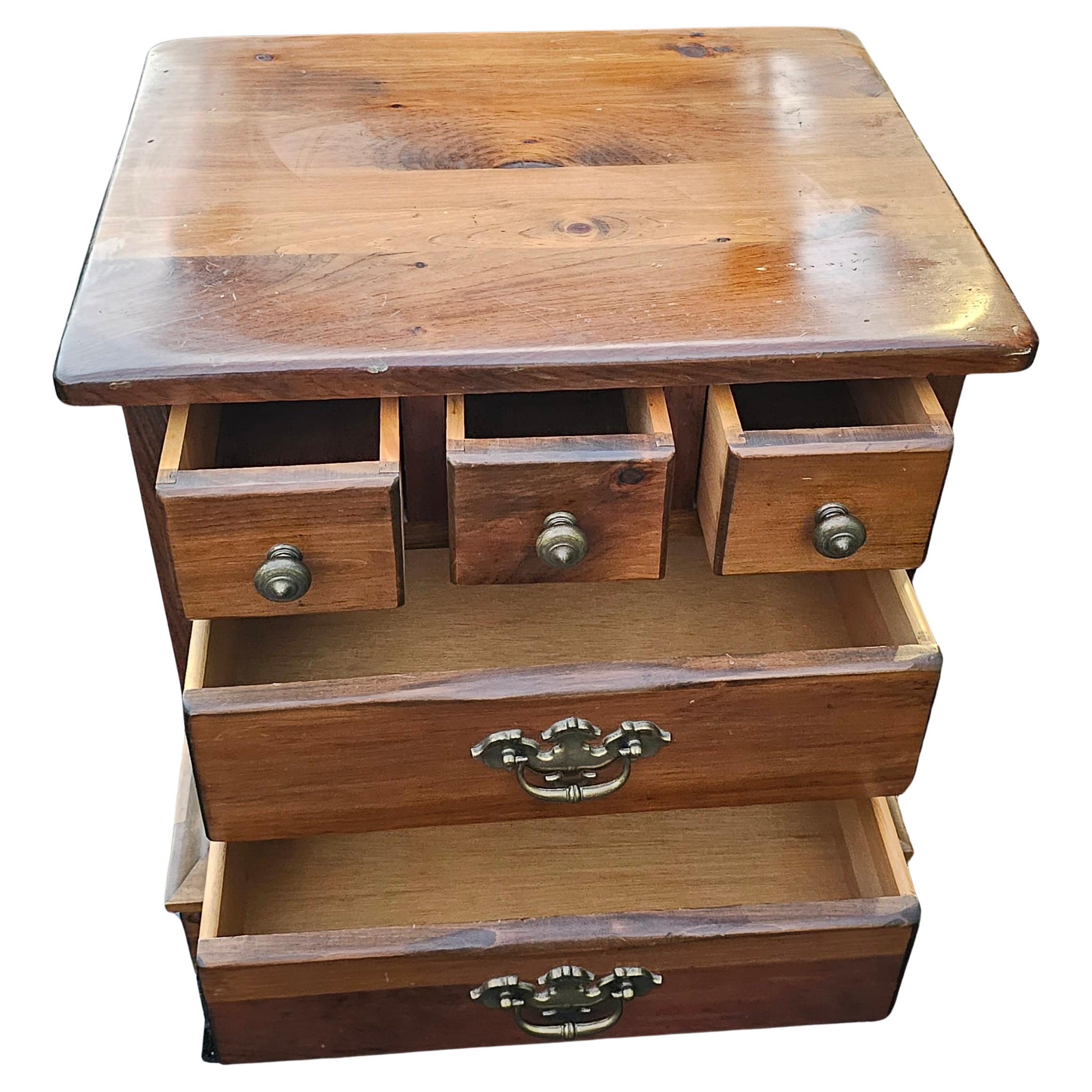 Table d'appoint à cinq tiroirs en pin massif du milieu du 20e siècle Table de chevet en vente 2