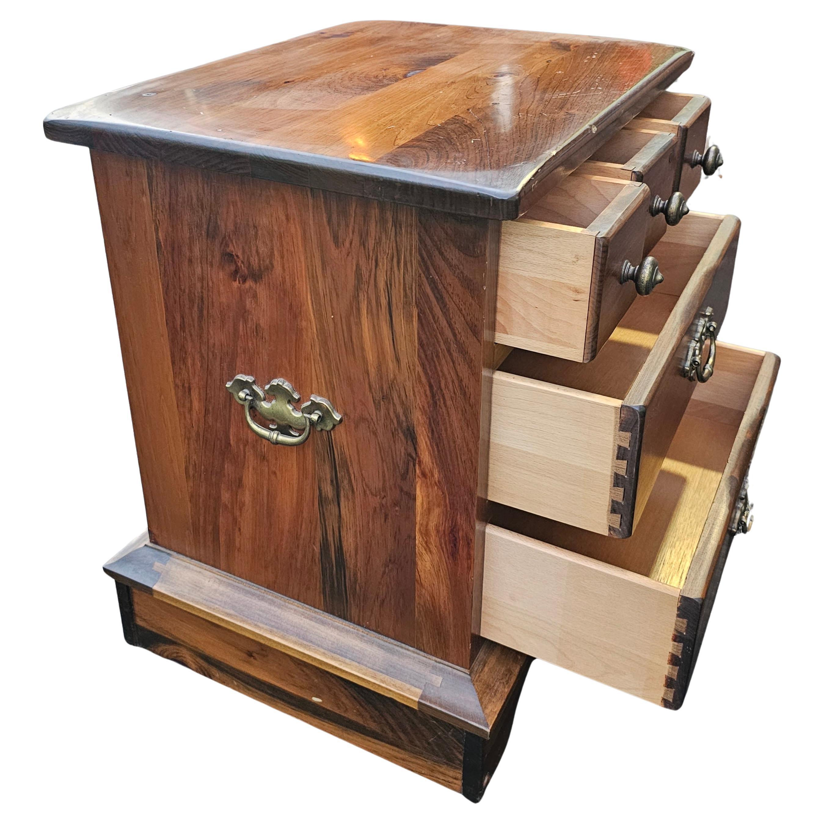Table d'appoint à cinq tiroirs en pin massif du milieu du 20e siècle Table de chevet en vente 4