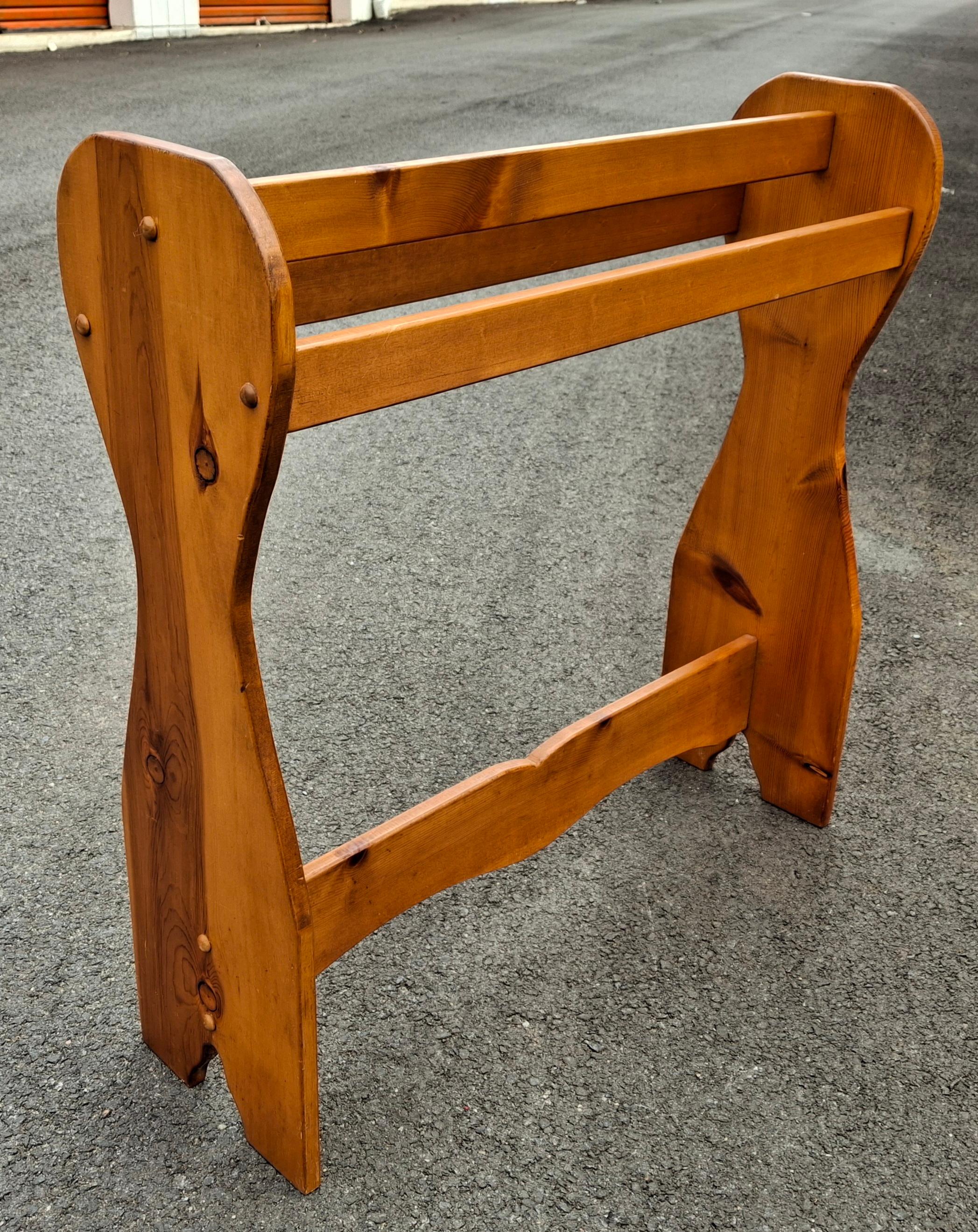 Un porte-couettes et couvertures en pin massif du milieu du siècle en très bon état. Pièce très robuste. Pin massif naturel. Mesure 31,25