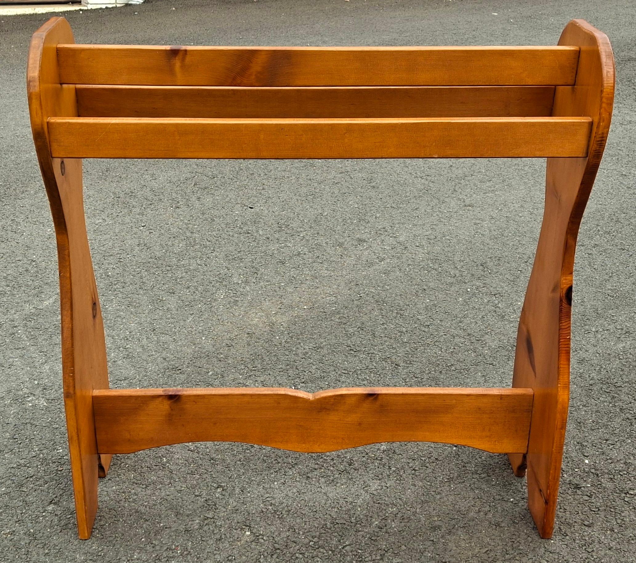 Mid-Century Modern Porte-couettes et porte-couvertures en pin massif du milieu du 20e siècle en vente