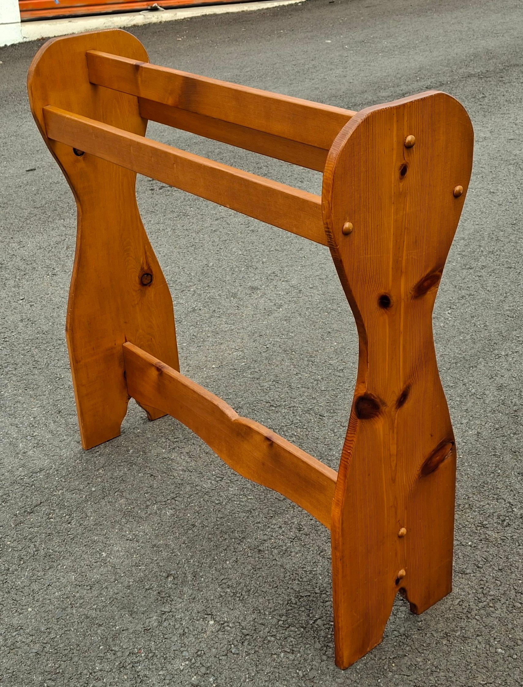 Tacheté Porte-couettes et porte-couvertures en pin massif du milieu du 20e siècle en vente