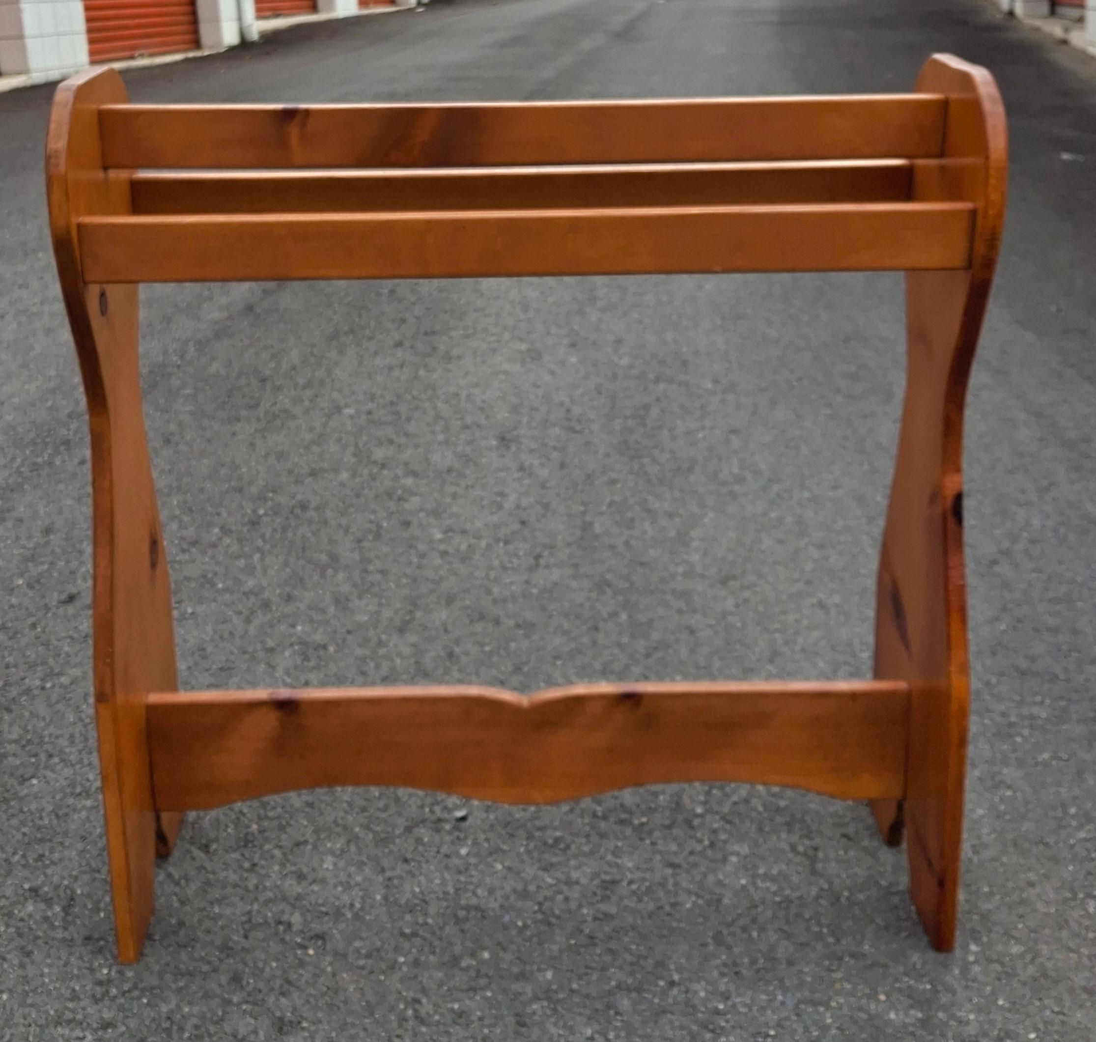 Porte-couettes et porte-couvertures en pin massif du milieu du 20e siècle Bon état - En vente à Germantown, MD