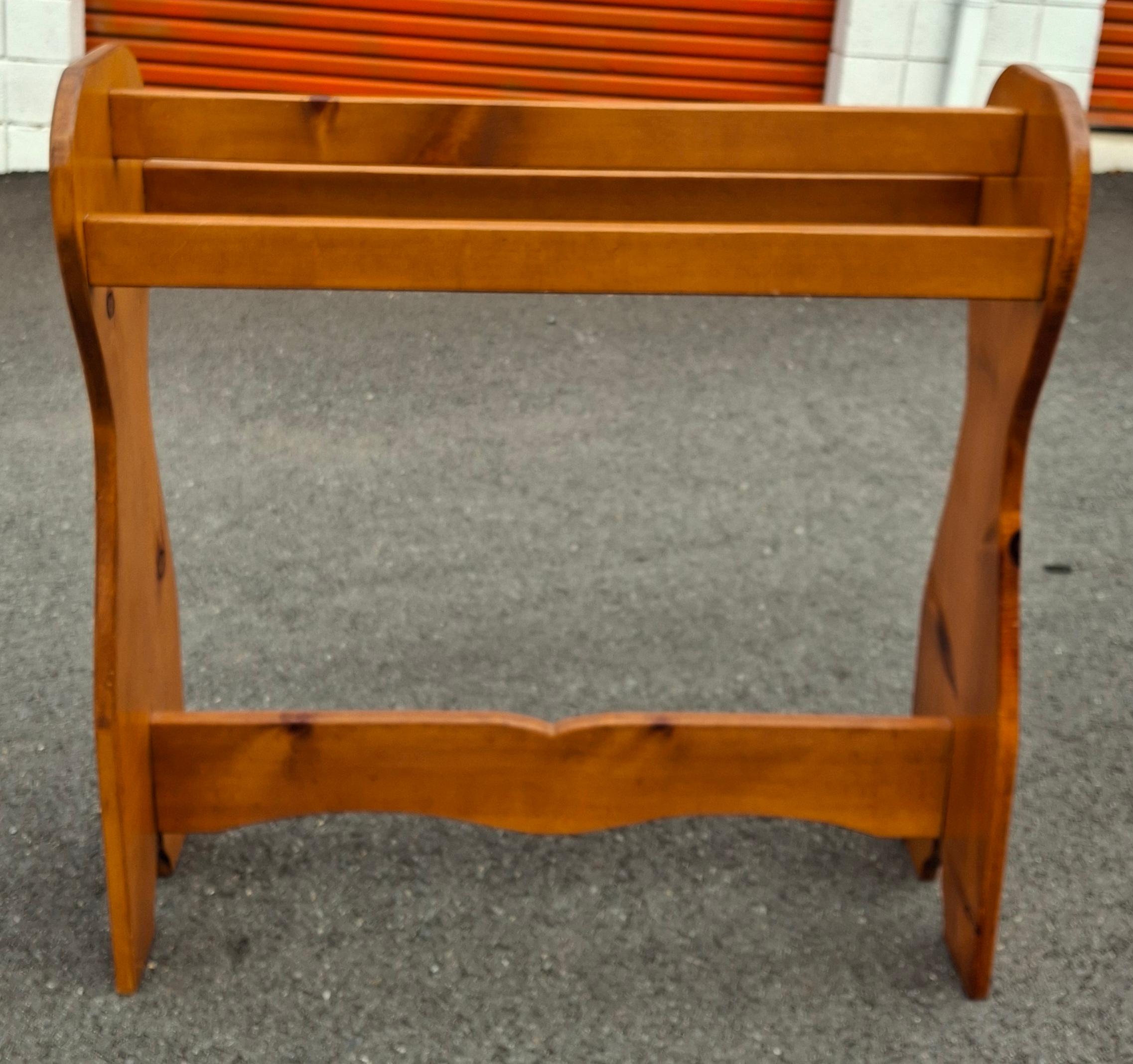 20ième siècle Porte-couettes et porte-couvertures en pin massif du milieu du 20e siècle en vente