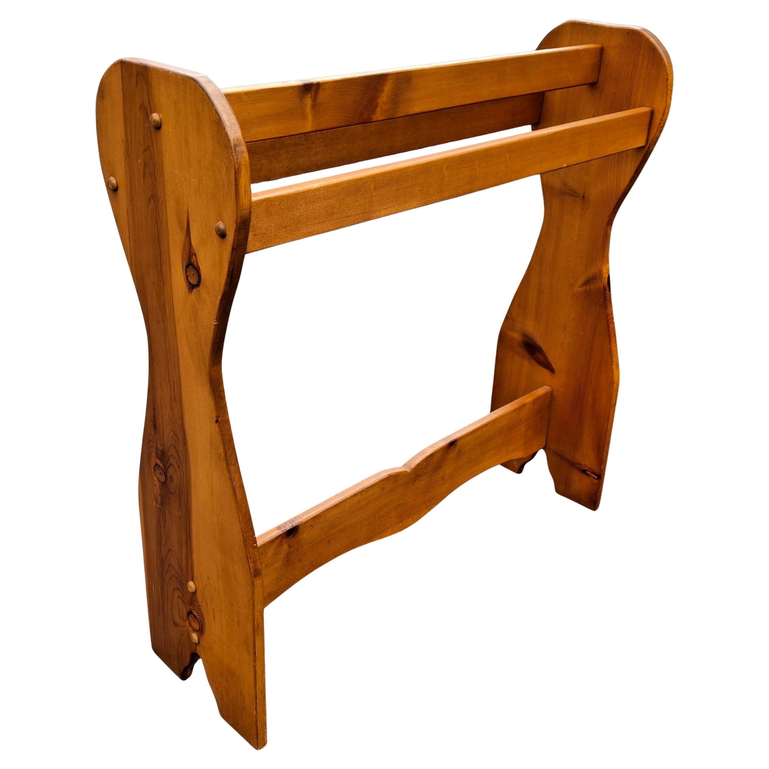 Porte-couettes et porte-couvertures en pin massif du milieu du 20e siècle