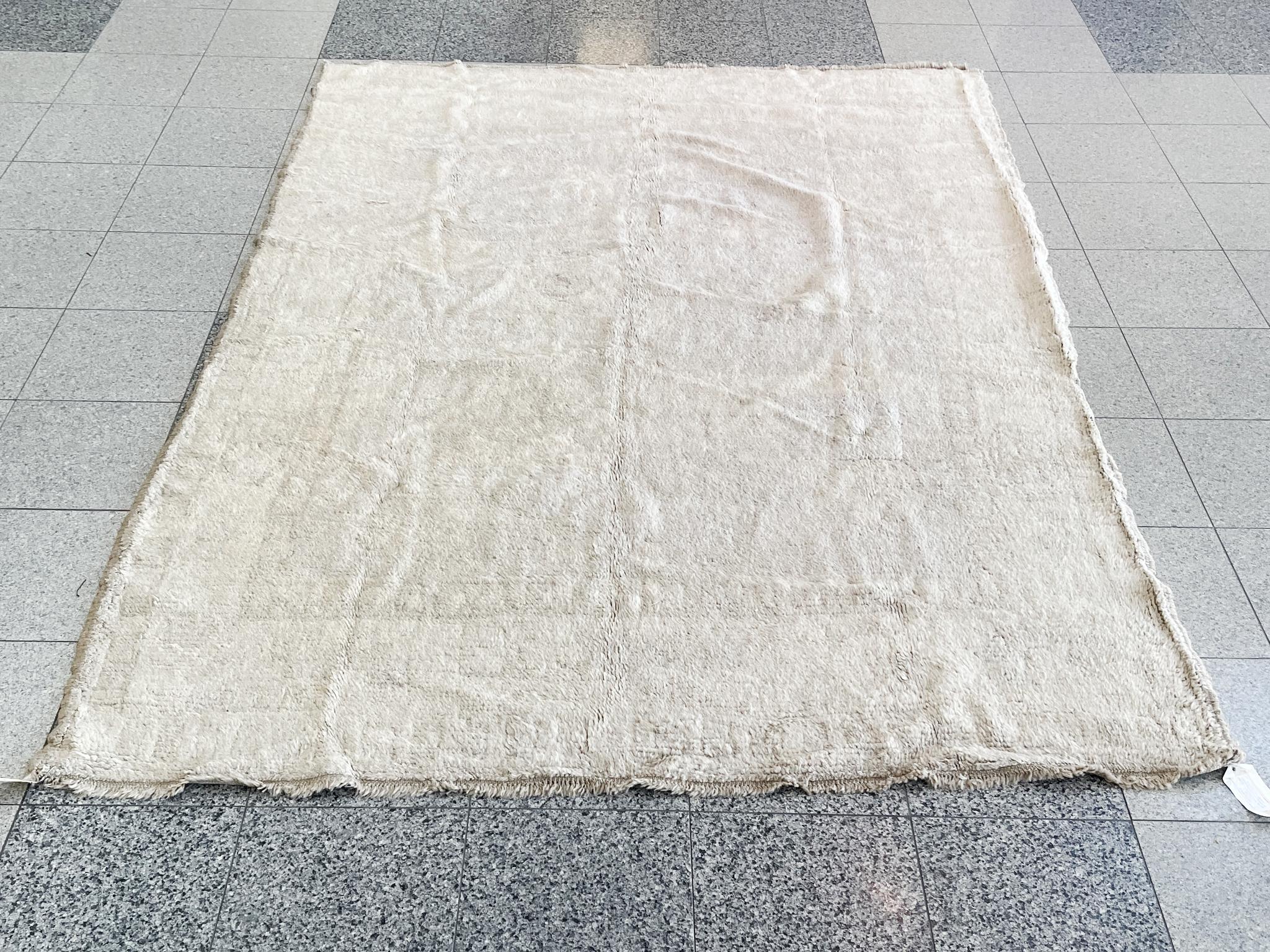 Annodato a mano negli anni '40, questo tappeto Oushak ha una tinta unita bianco sporco. Ha un bellissimo e morbido pelo con una sottile lucentezza simile al mohair. 

Dimensioni:
7' 10