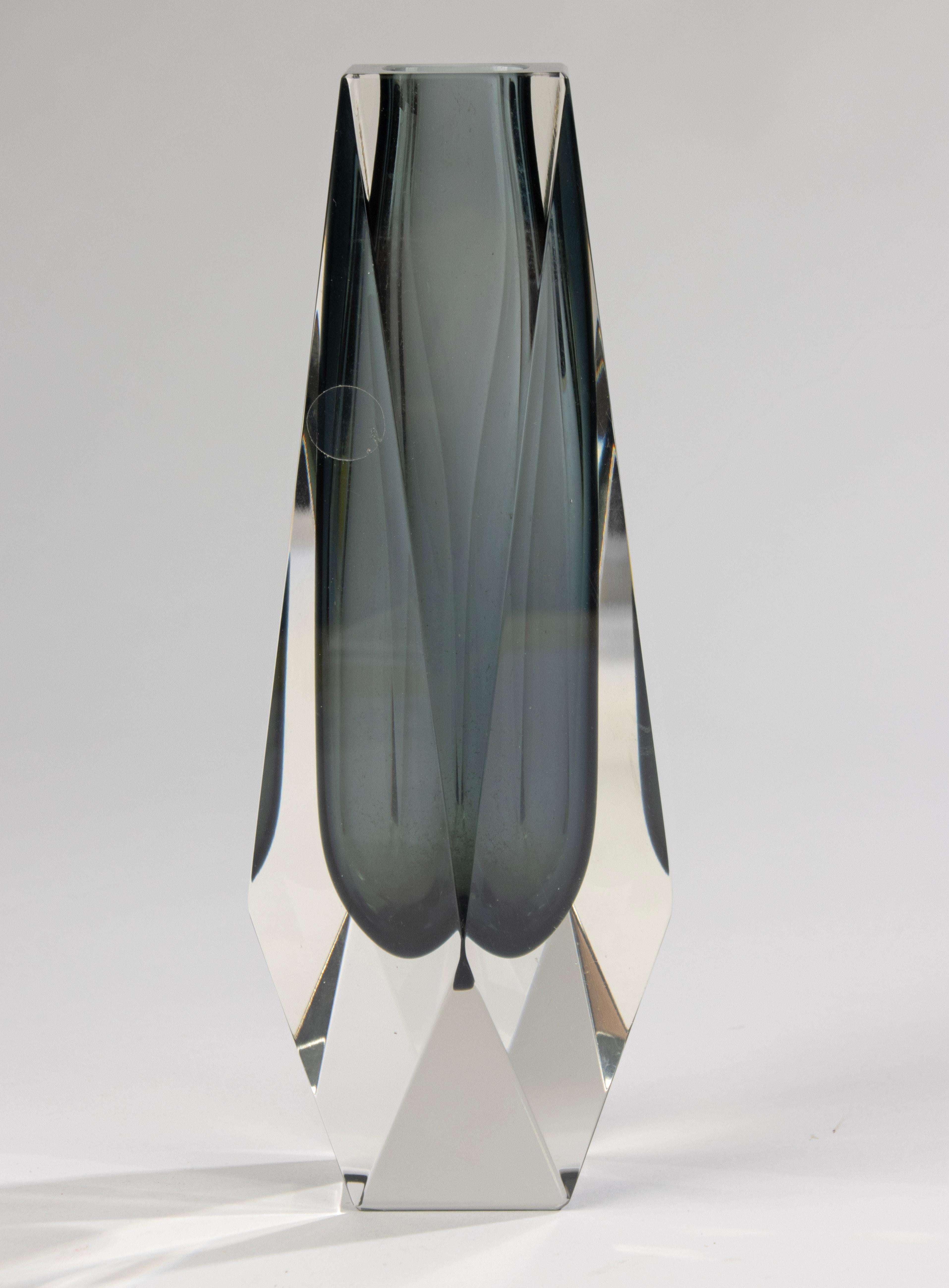 Elegante vaso di Murano Glass Sommerso della metà del XX secolo in vetro grigio fumo e trasparente. Il vaso ha una raffinata forma geometrica sfaccettata e mostra l'iconica tecnica Sommerso, in cui strati di vetro colorato sono racchiusi in un vetro