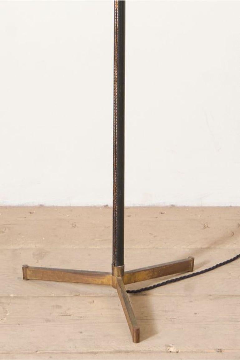 Questa è una splendida lampada da terra spagnola in pelle nera e ottone. La cucitura lungo la lampada è un dettaglio meraviglioso e l'usura della lampada è perfetta. Le sue dimensioni ordinate e il suo design classico sono in grado di resistere alla