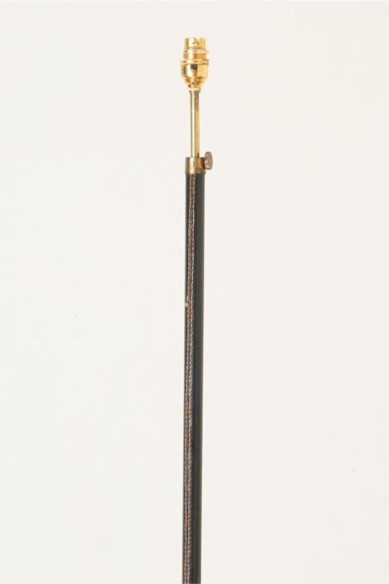 Lampada da terra spagnola in pelle nera e ottone della metà del XX secolo In condizioni ottime in vendita a Malton, GB