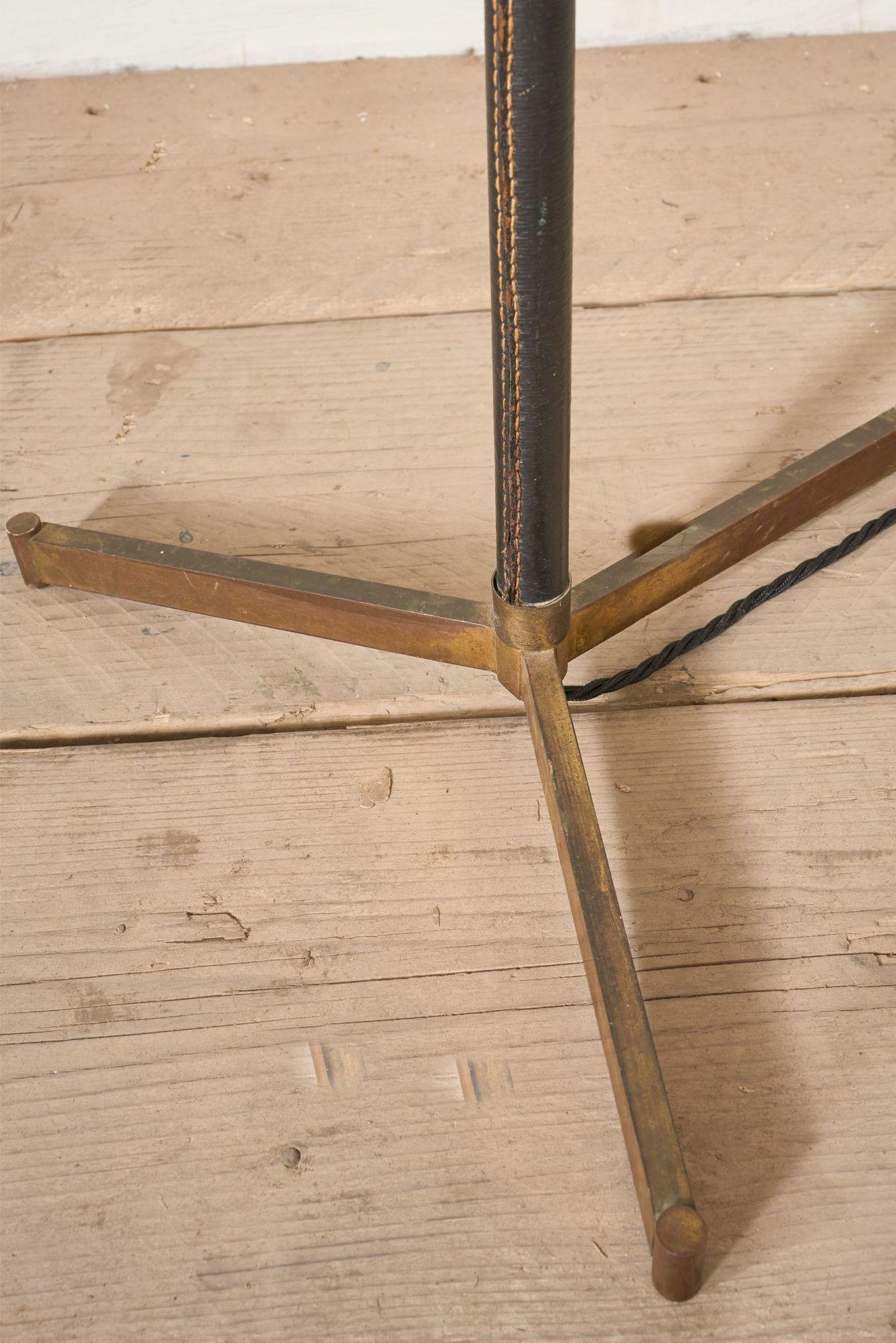 Ottone Lampada da terra spagnola in pelle nera e ottone della metà del XX secolo in vendita