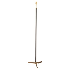 Lampada da terra spagnola in pelle nera e ottone della metà del XX secolo