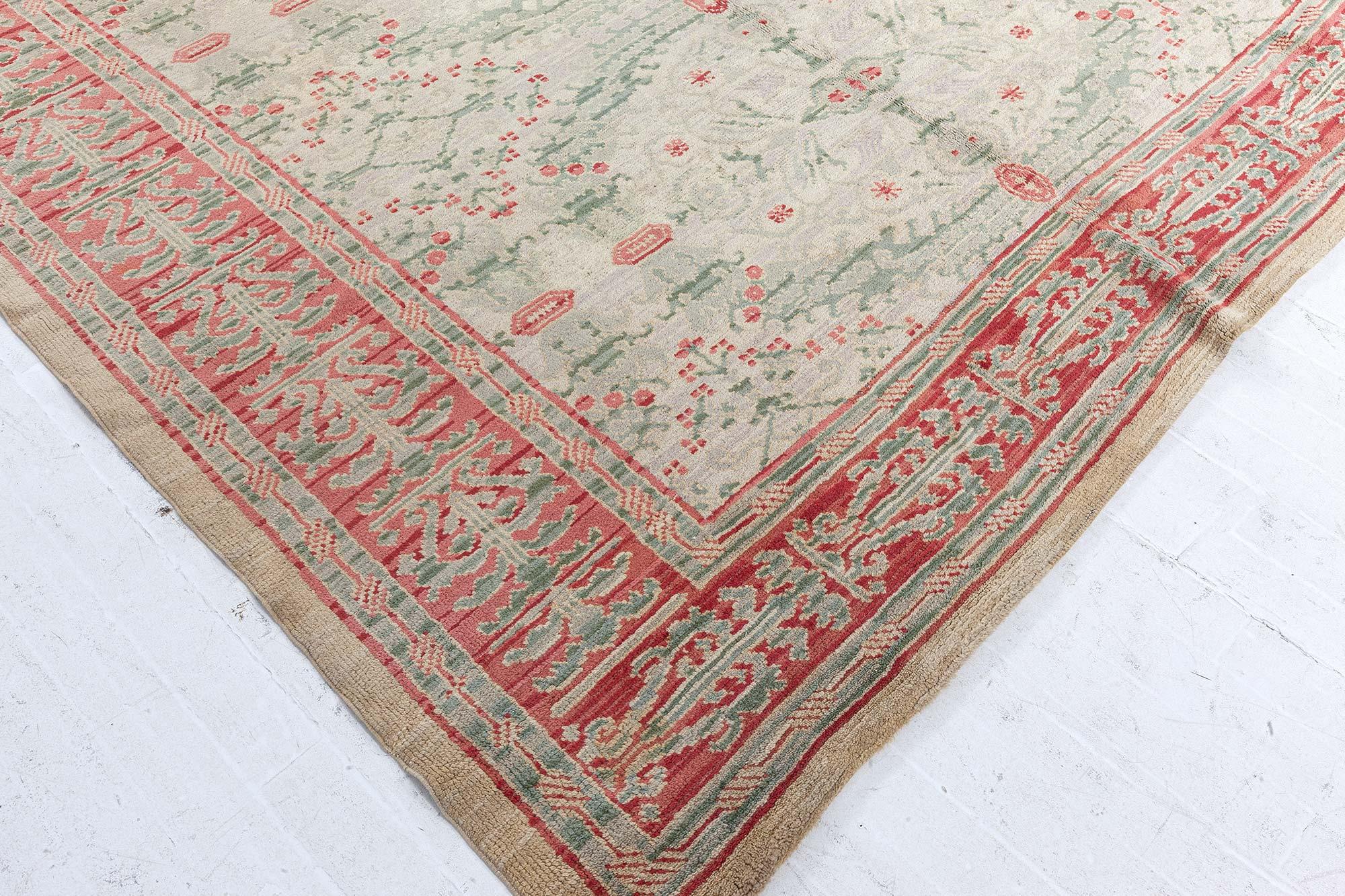 Mid-20th century Spanish Floral Handmade Wool Rug In Good Condition For Sale In New York, NY