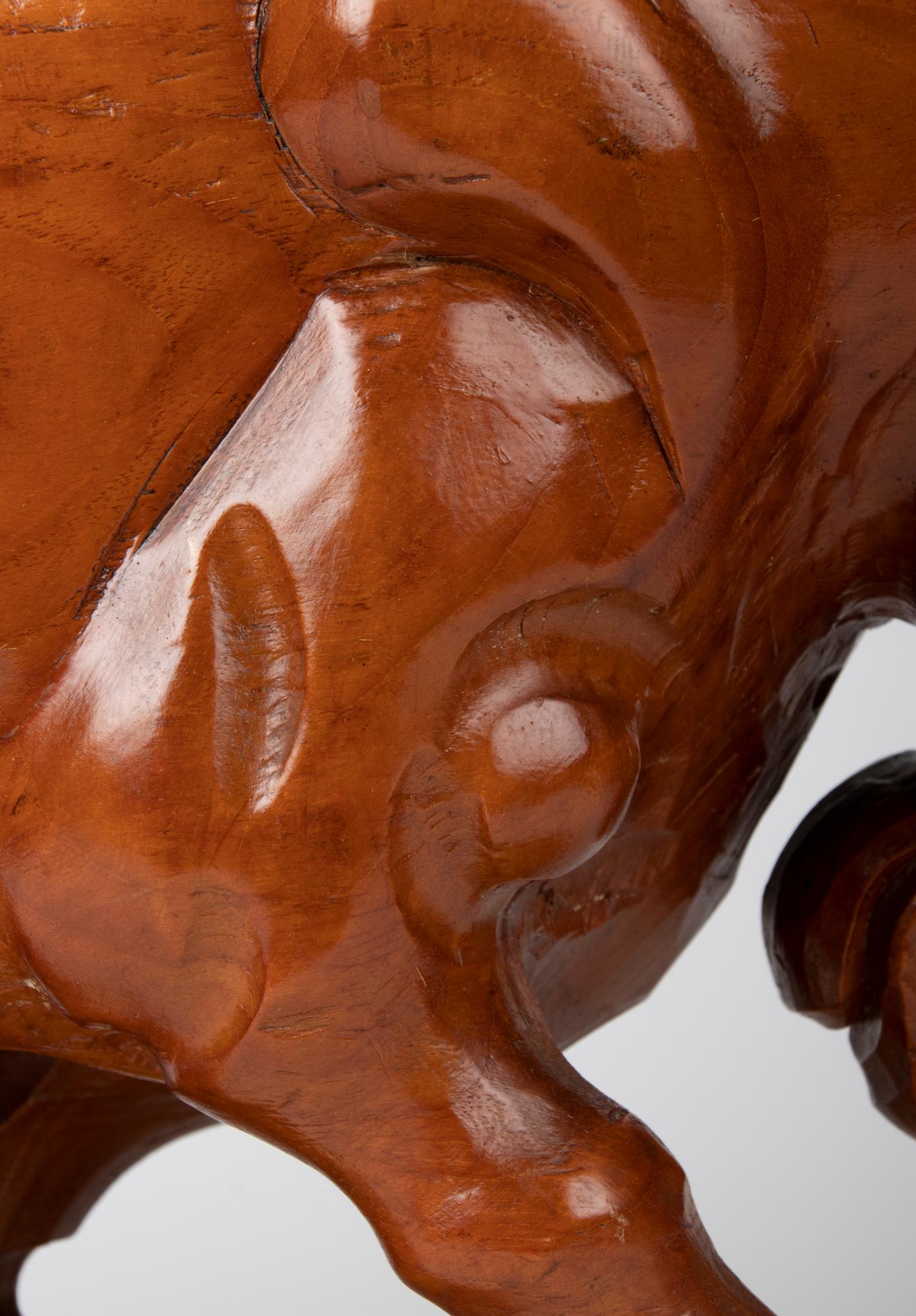 Sculpture en bois moderne espagnole du milieu du 20e siècle représentant un taureau en vente 8