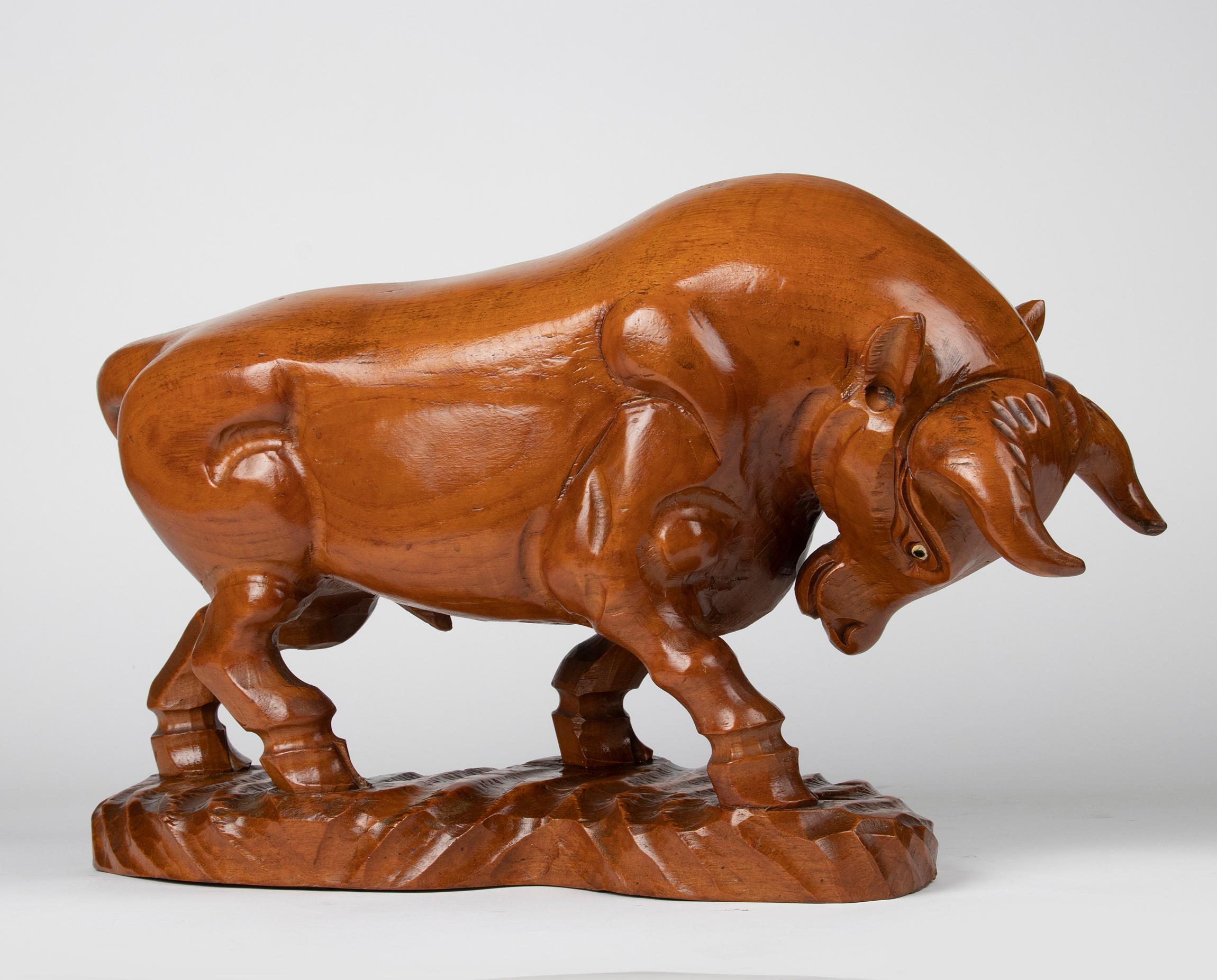 Grande et impressionnante sculpture en bois représentant un taureau. 
Probablement fabriqué en Espagne, vers 1960.
 
