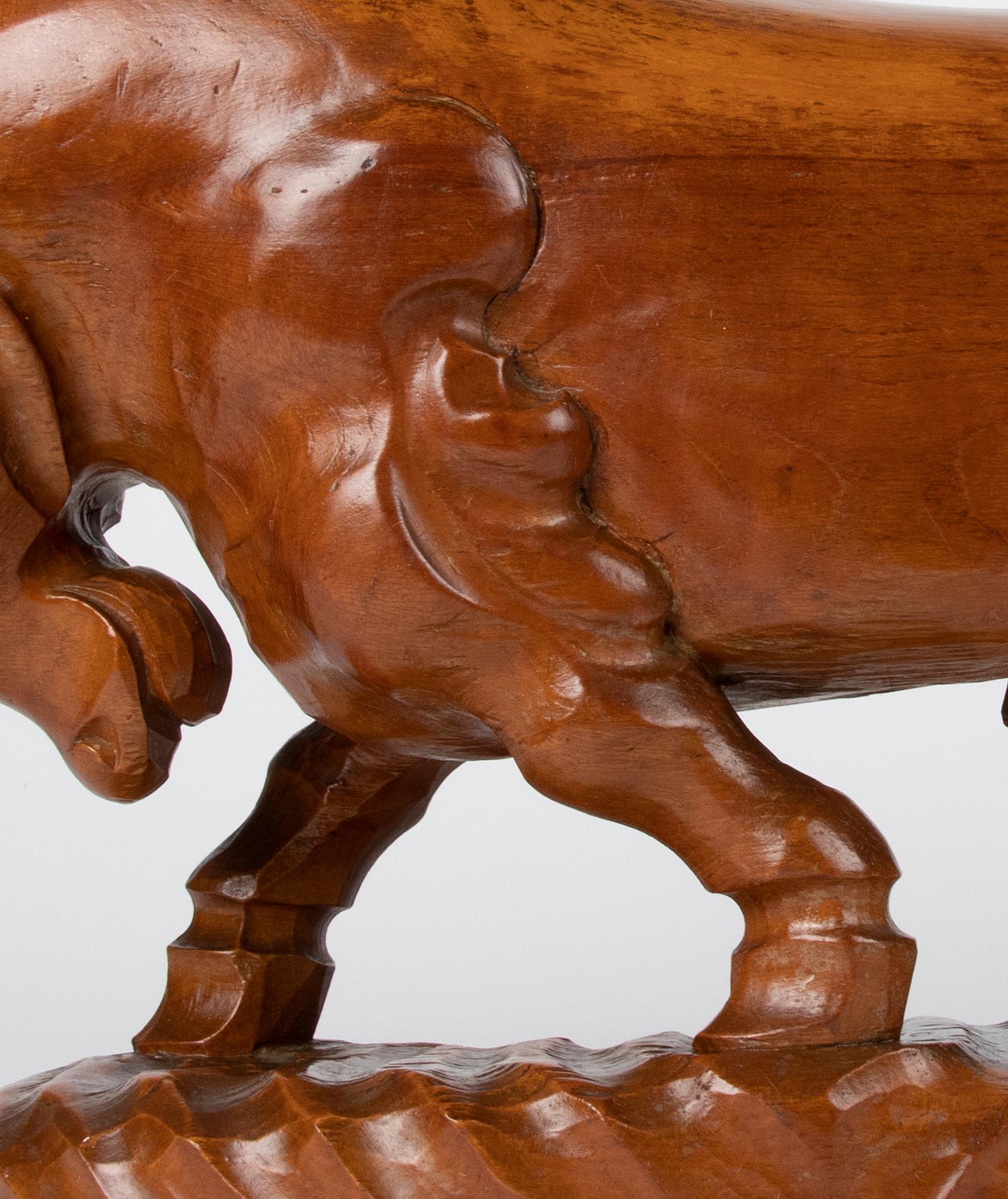 Mid-Century Modern Sculpture en bois moderne espagnole du milieu du 20e siècle représentant un taureau en vente