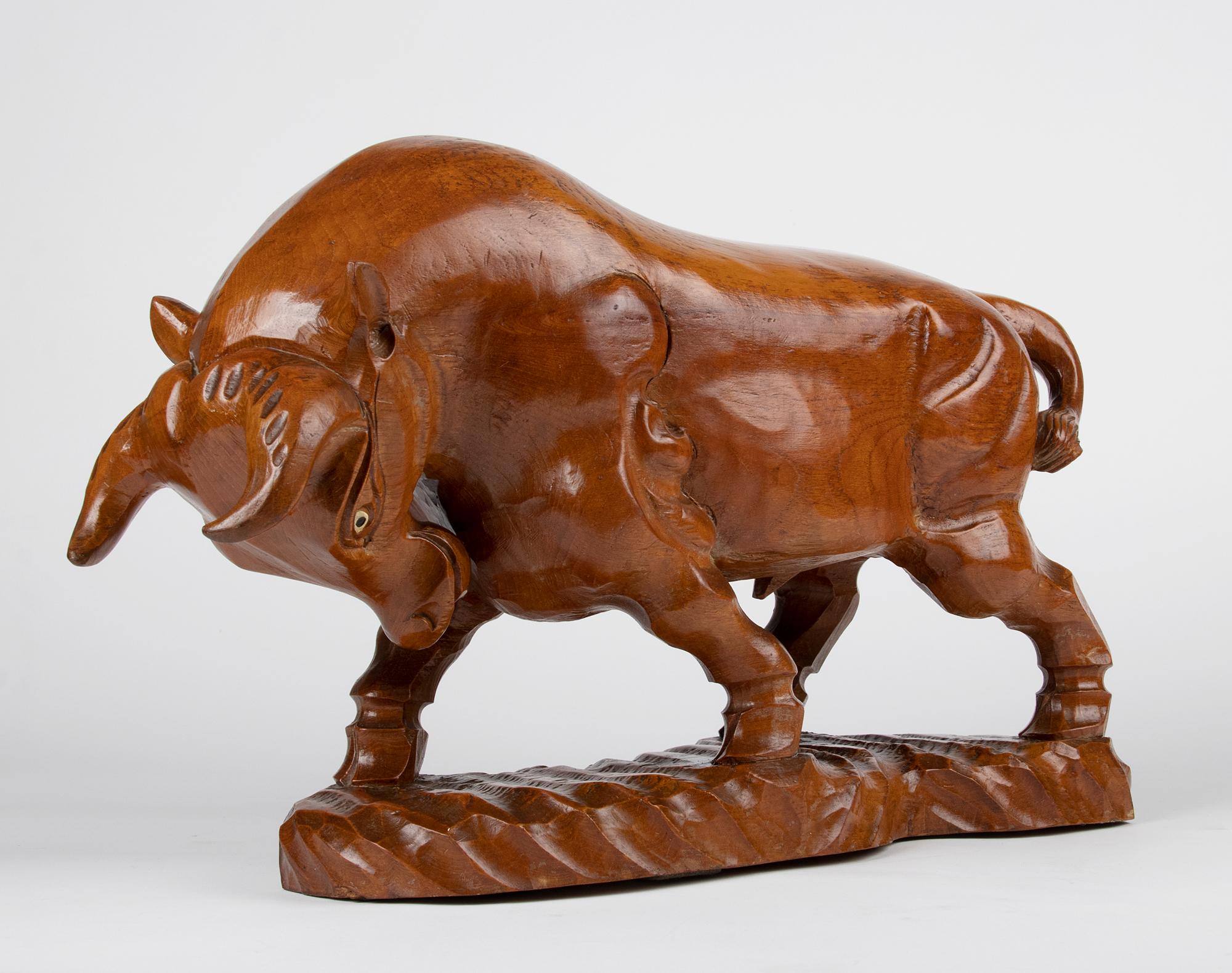 Espagnol Sculpture en bois moderne espagnole du milieu du 20e siècle représentant un taureau en vente