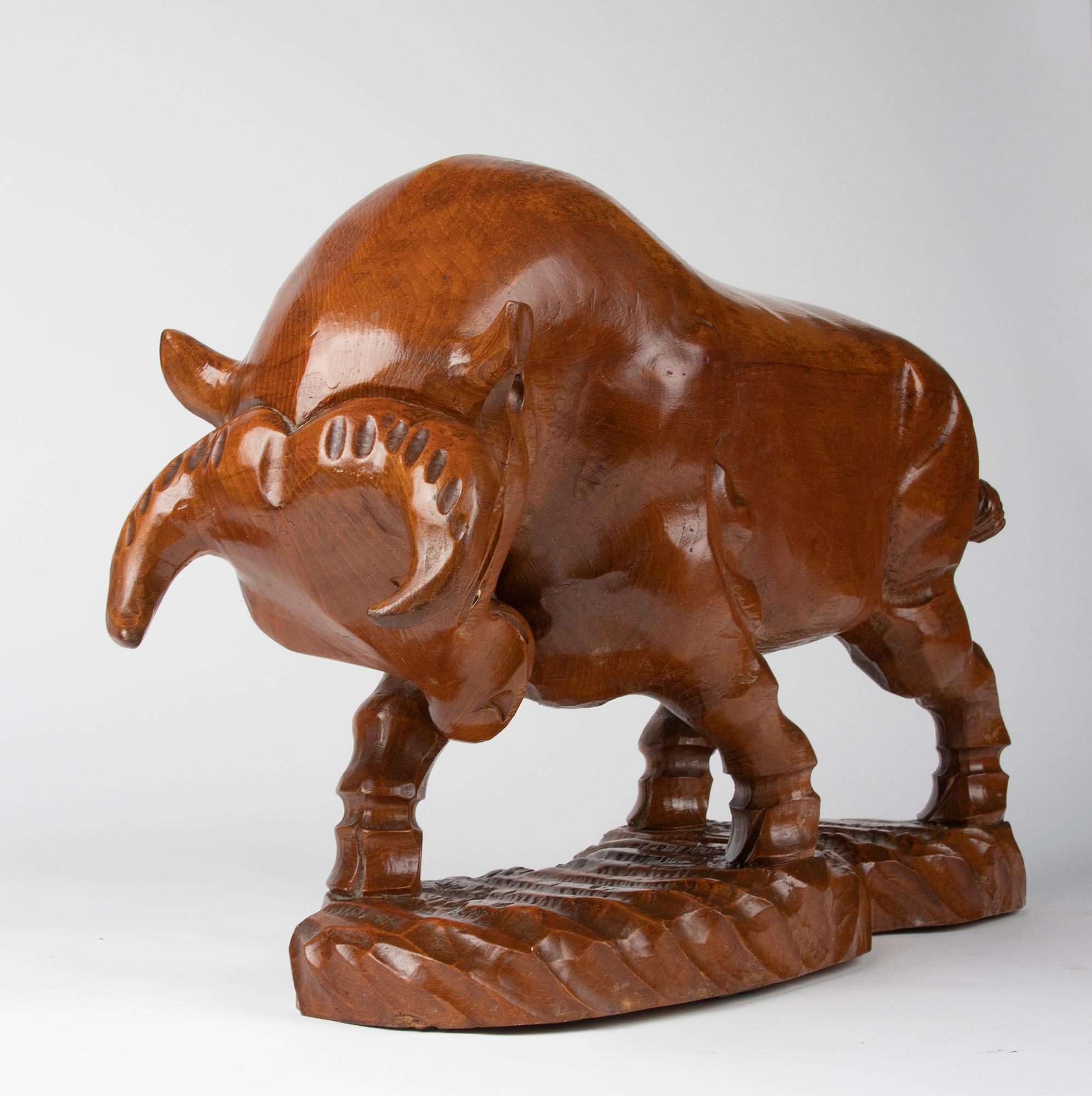 Sculpté à la main Sculpture en bois moderne espagnole du milieu du 20e siècle représentant un taureau en vente