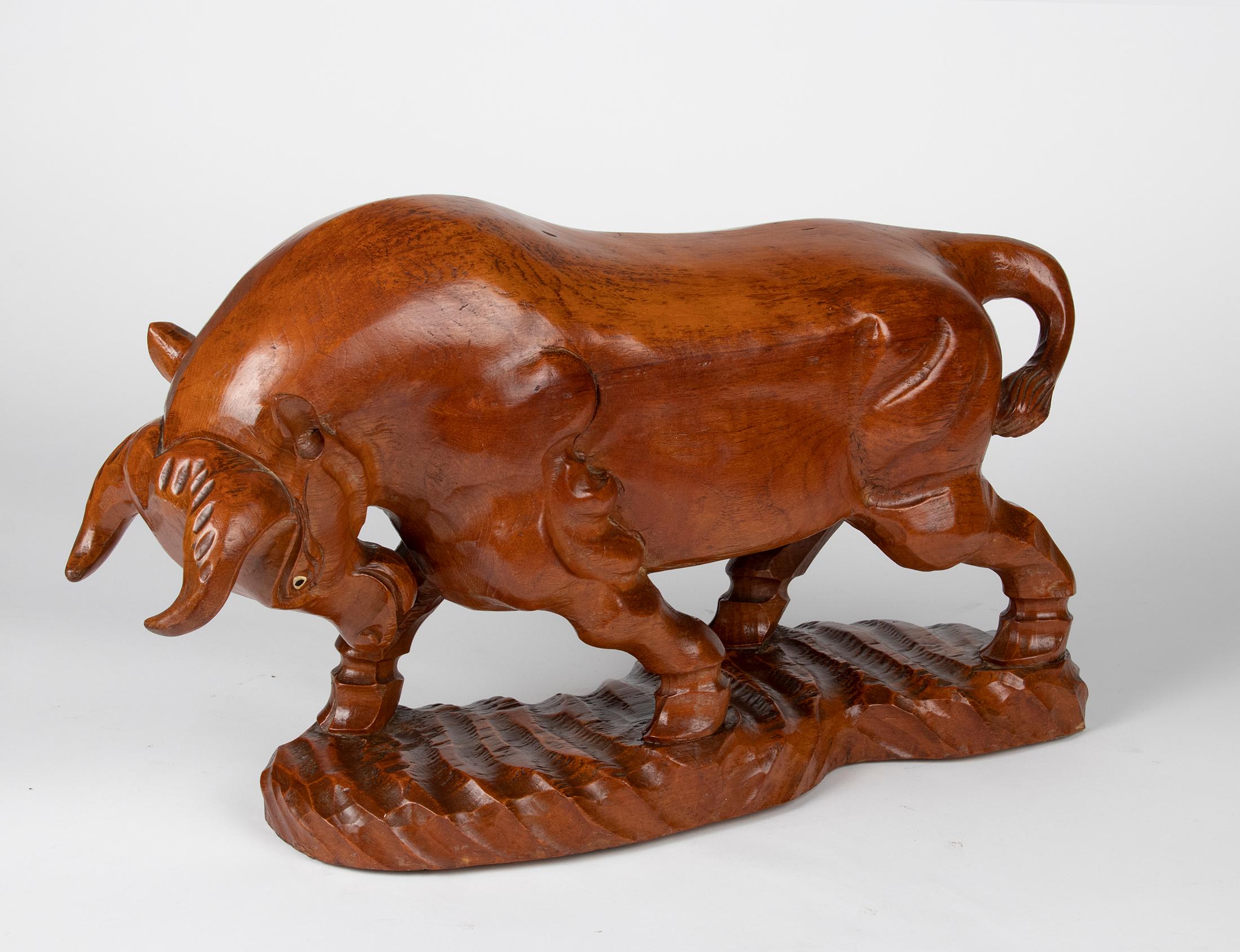 Milieu du XXe siècle Sculpture en bois moderne espagnole du milieu du 20e siècle représentant un taureau en vente
