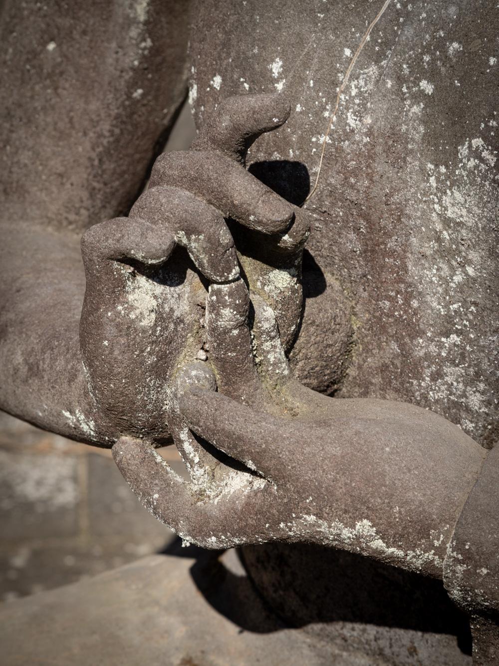 Sondere große Buddha-Statue aus altem Lavastein aus der Mitte des 20. Jahrhunderts  OriginalBuddha im Angebot 13