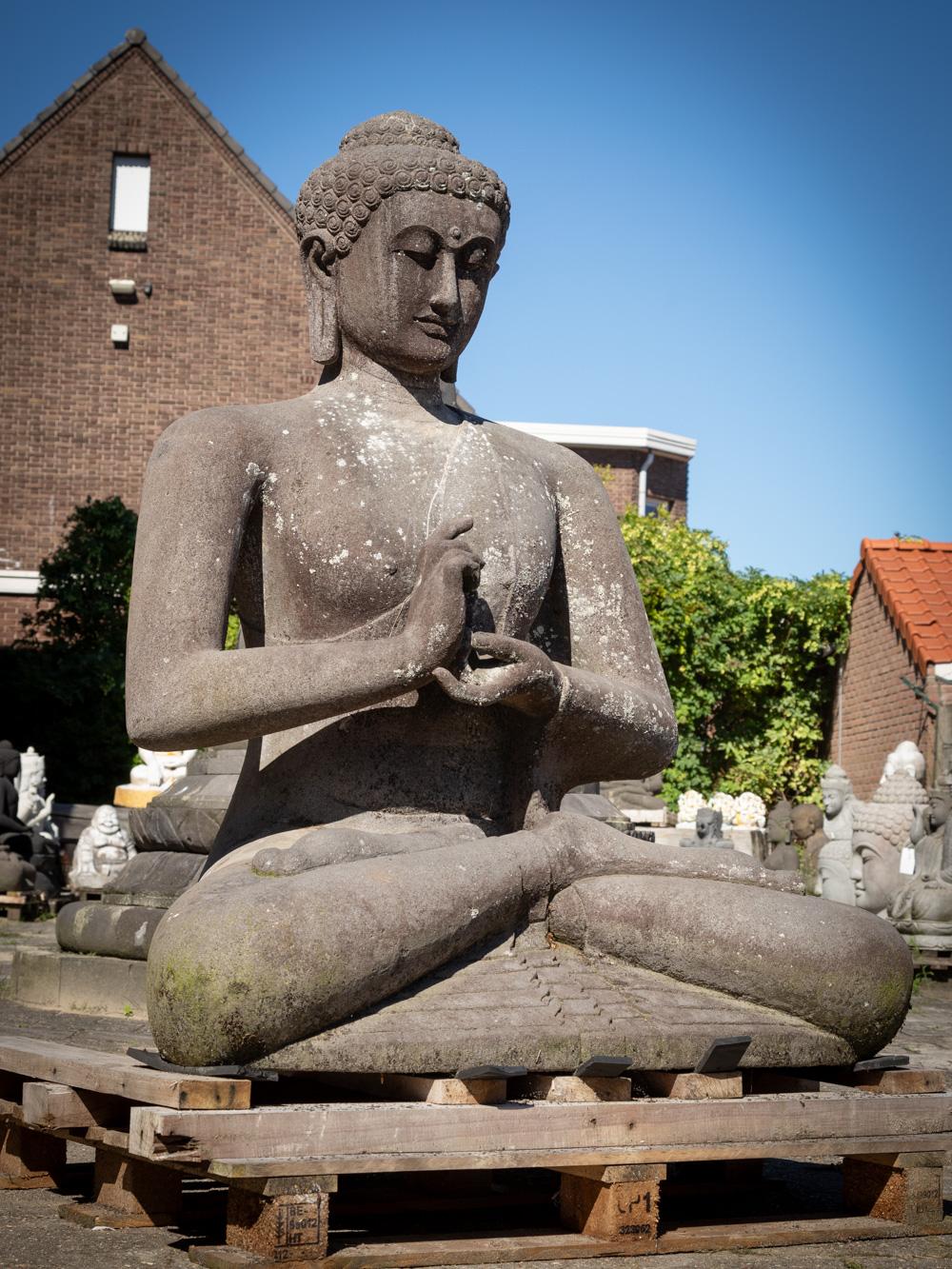 Sondere große Buddha-Statue aus altem Lavastein aus der Mitte des 20. Jahrhunderts  OriginalBuddha im Angebot 14