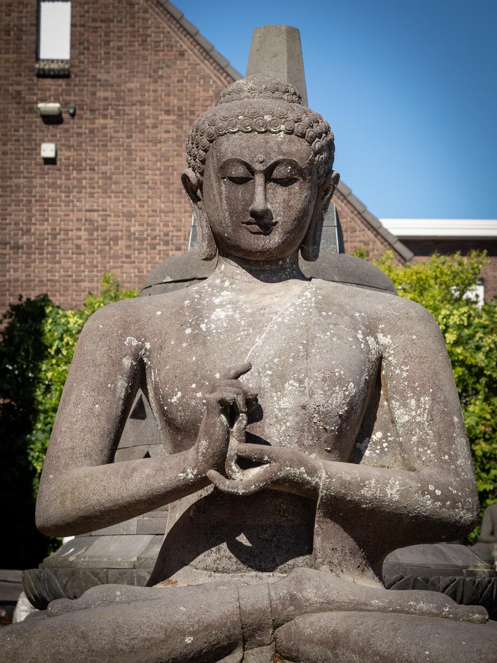 Besondere große alte Buddha-Statue aus Lavastein
MATERIAL : Lavastein
153 cm hoch
126 cm breit und 85 cm tief
Geschätztes Gewicht: +/- 1000 kg
Dharmachakra Mudra
Mitte des 20. Jahrhunderts
Sehr schöner Ausdruck!
Handgeschnitzt aus einem einzigen
