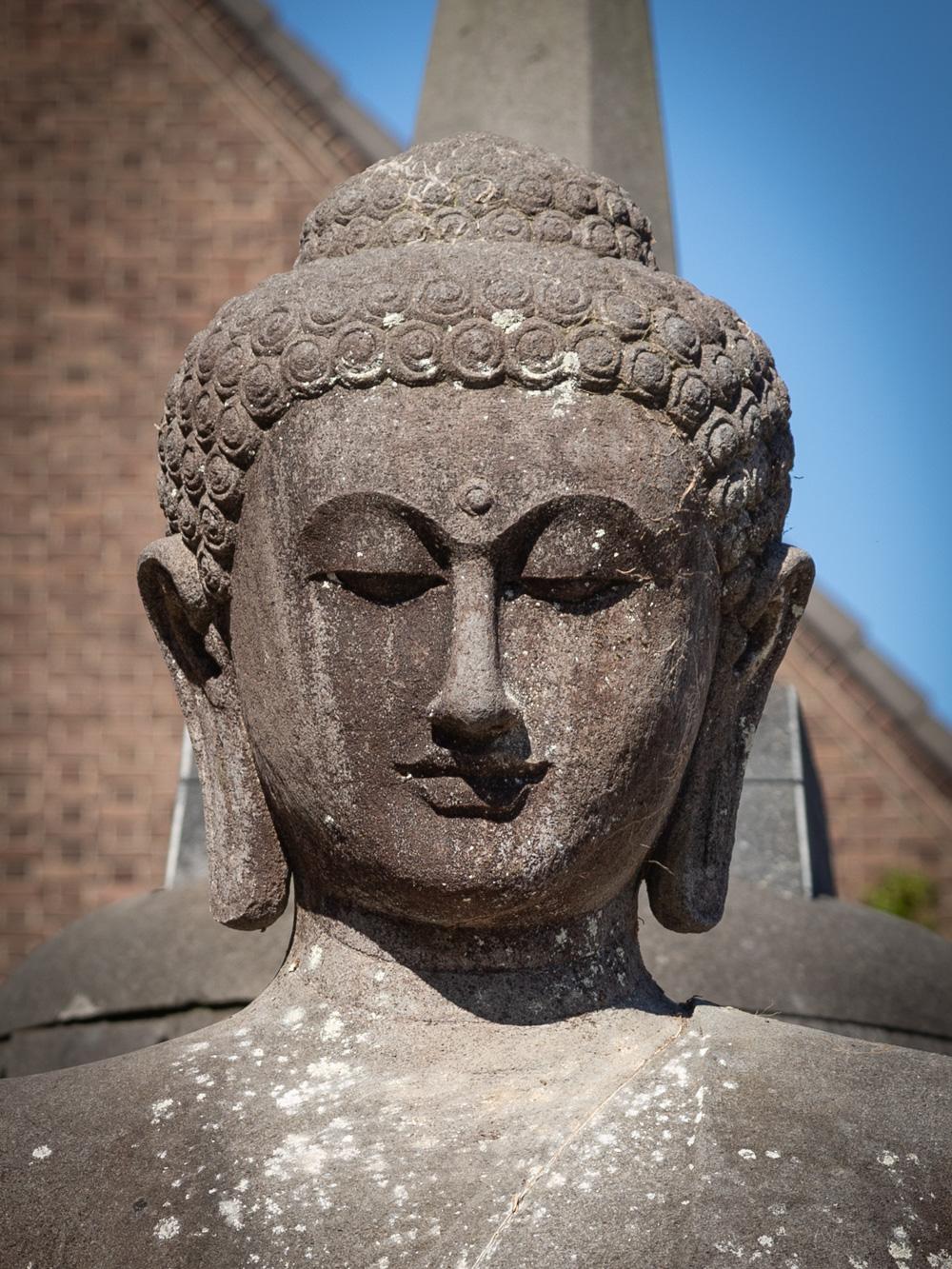 Sondere große Buddha-Statue aus altem Lavastein aus der Mitte des 20. Jahrhunderts  OriginalBuddha (Indonesisch) im Angebot