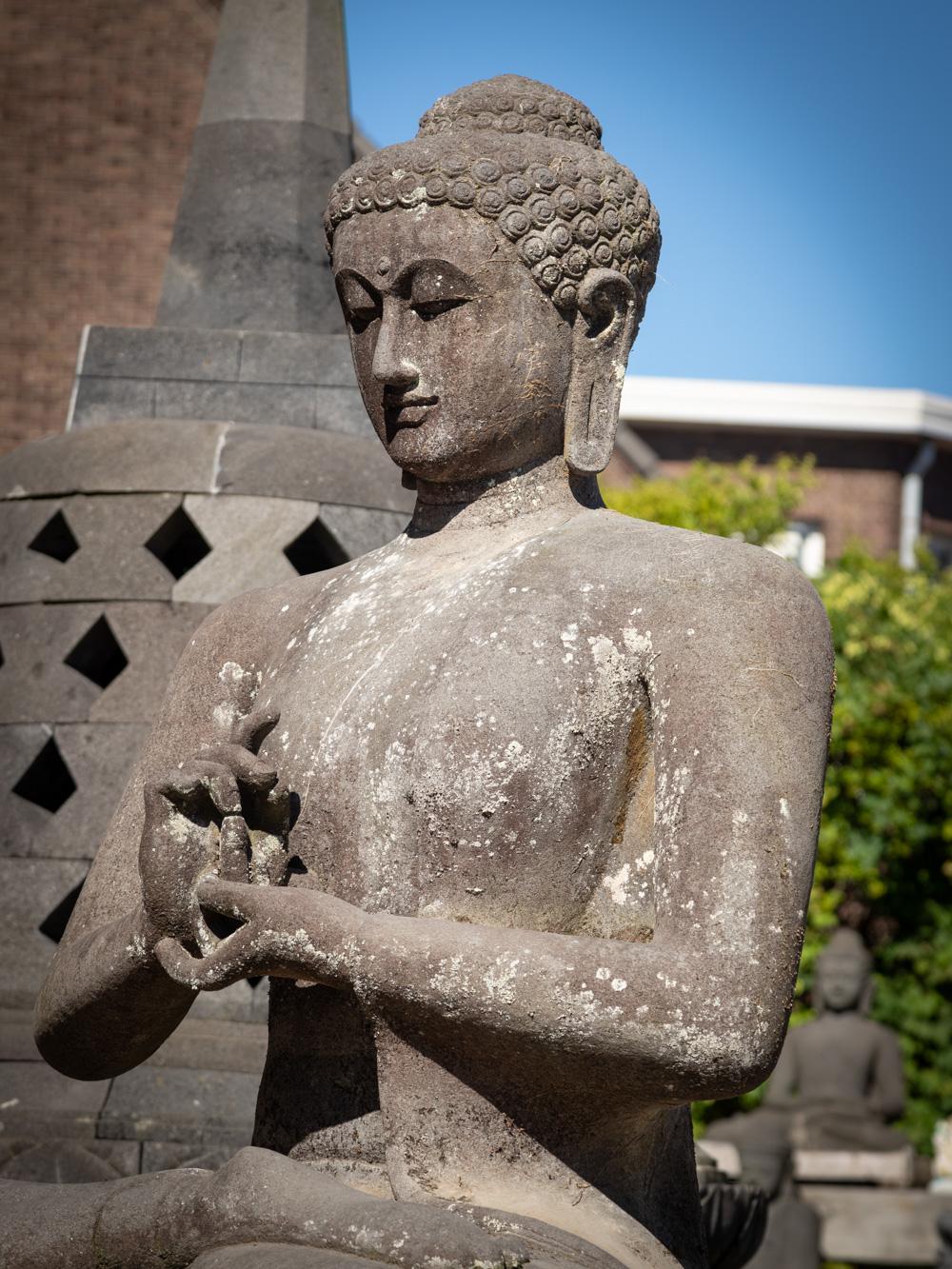 Sondere große Buddha-Statue aus altem Lavastein aus der Mitte des 20. Jahrhunderts  OriginalBuddha im Zustand „Gut“ im Angebot in DEVENTER, NL