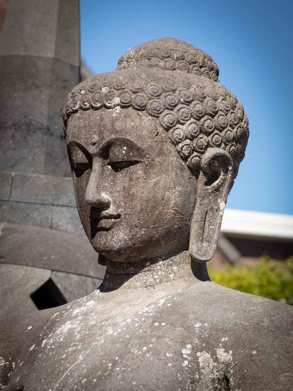 Sondere große Buddha-Statue aus altem Lavastein aus der Mitte des 20. Jahrhunderts  OriginalBuddha im Angebot 1