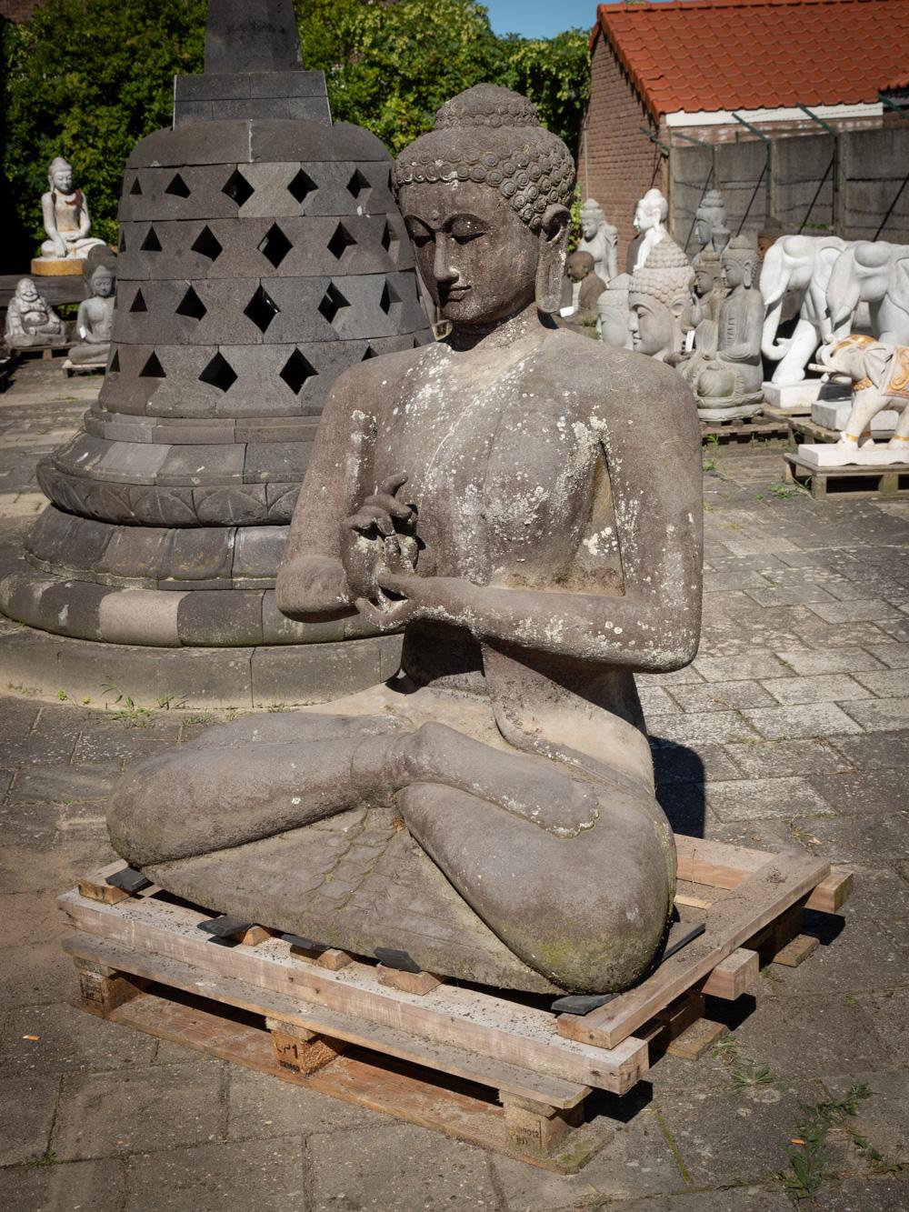 Sondere große Buddha-Statue aus altem Lavastein aus der Mitte des 20. Jahrhunderts  OriginalBuddha im Angebot 2