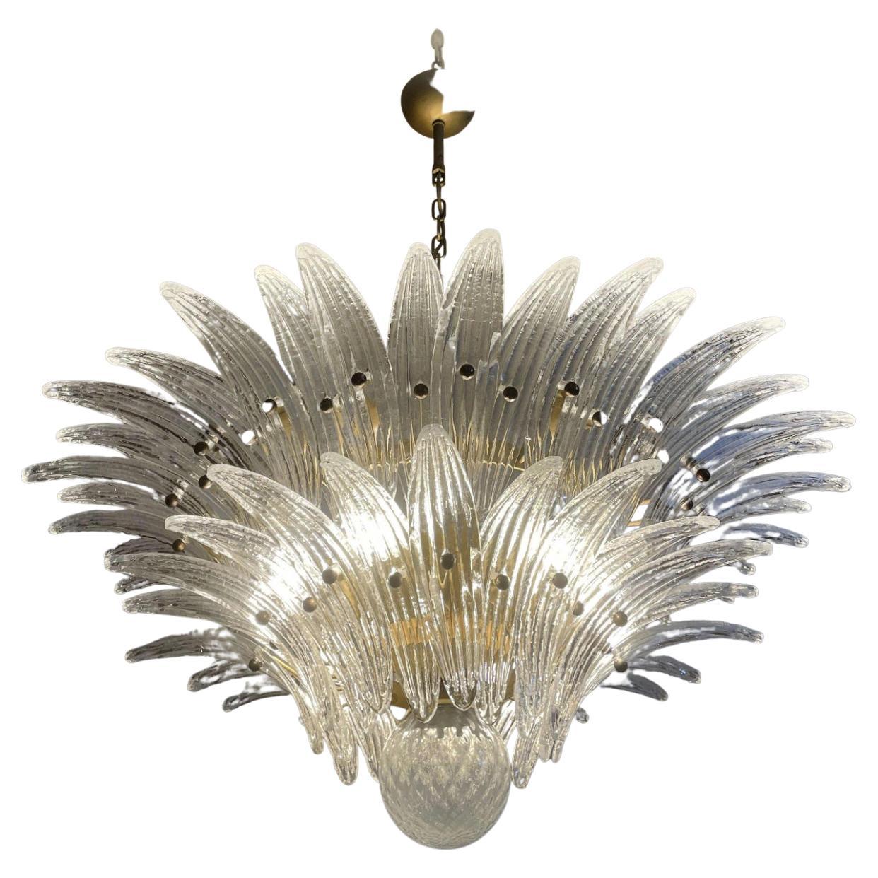Lampadario a coppia in vetro di Murano. Realizzato a mano a Murano. È composto da 58 bicchieri di cristallo di Murano con una montatura in metallo dorato. Il lampadario presenta anche una sfera in vetro di Murano all'estremità della lampada. Vetro