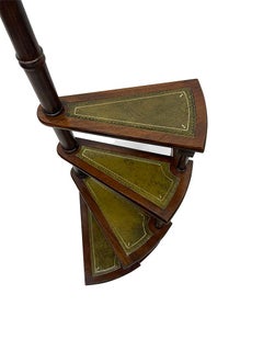 Escalera de biblioteca en espiral de mediados del siglo XX