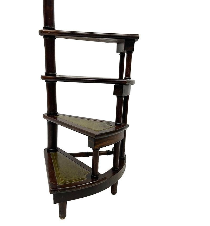 Scala della biblioteca a spirale della metà del 20° secolo in vendita 2