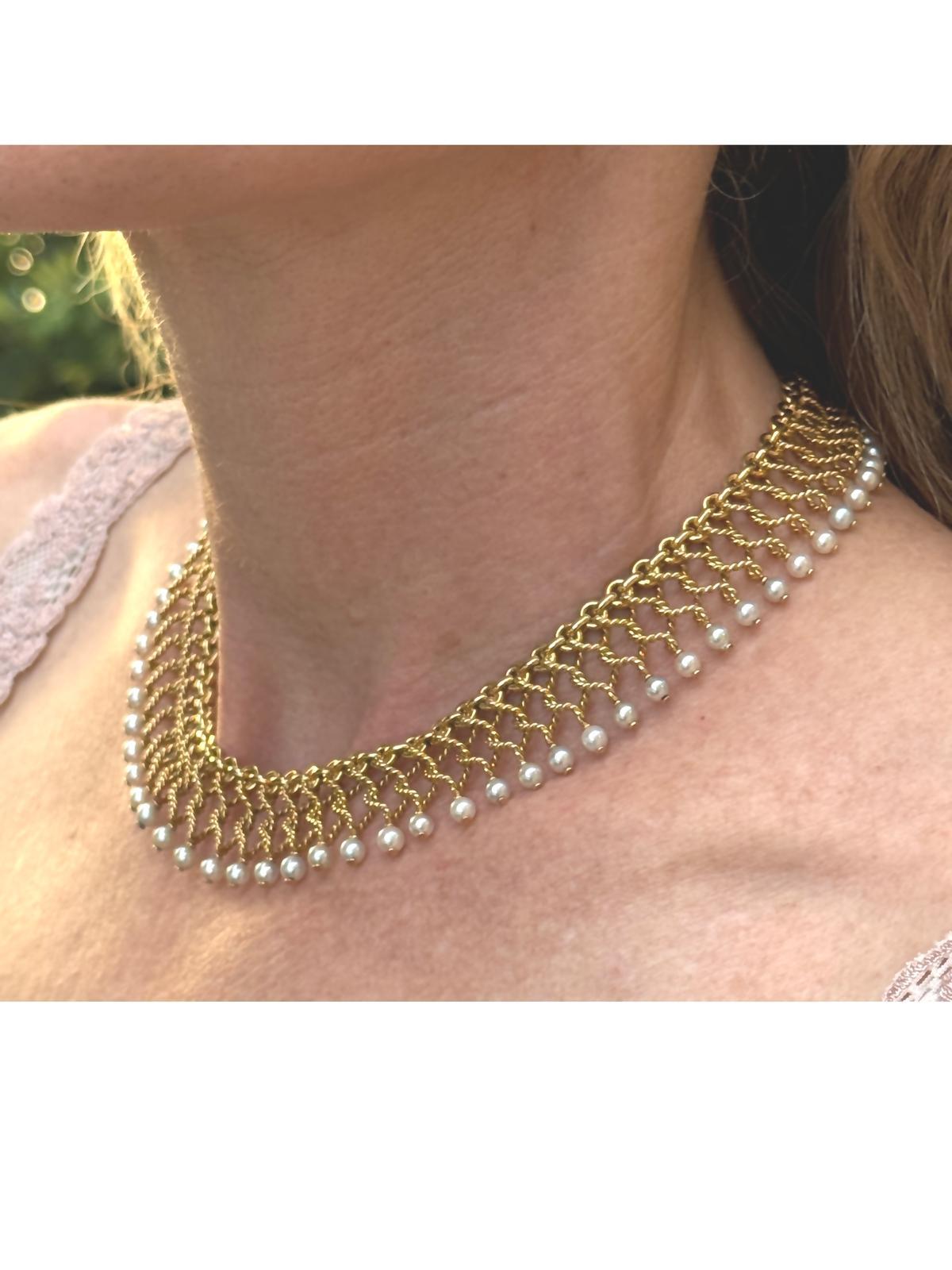 Questo raro ed elegante girocollo vintage di Spritzer & Fuhrmann è finemente realizzato in oro giallo 18 carati e arricchito da perle luminose. Con una lunghezza di 14 pollici e una larghezza di 0,75 pollici, si posiziona con grazia sulla scollatura