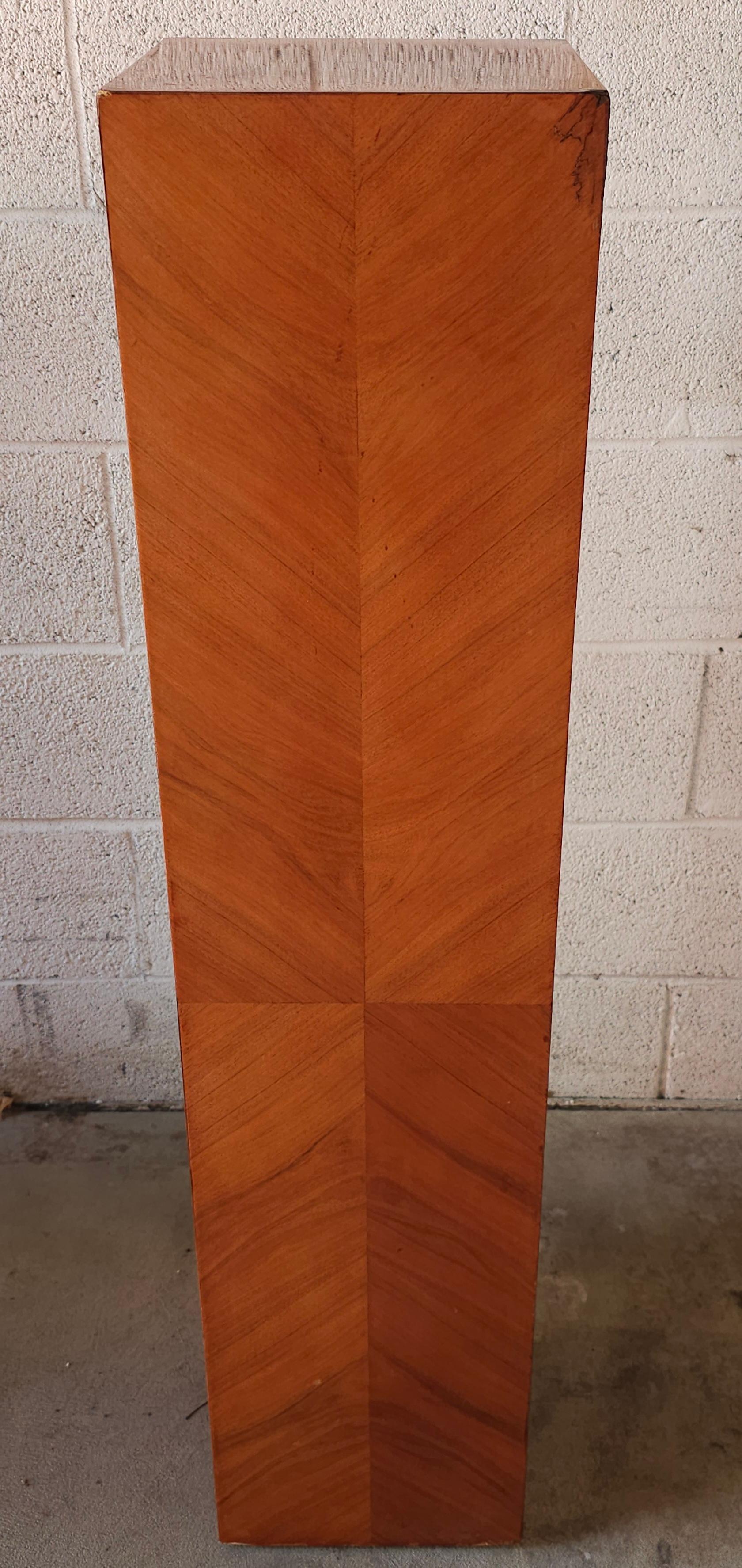 Mitte des 20. Jahrhunderts Quadratischer Bookmatched Veneer Pedestal Plant Stand (Moderne der Mitte des Jahrhunderts) im Angebot