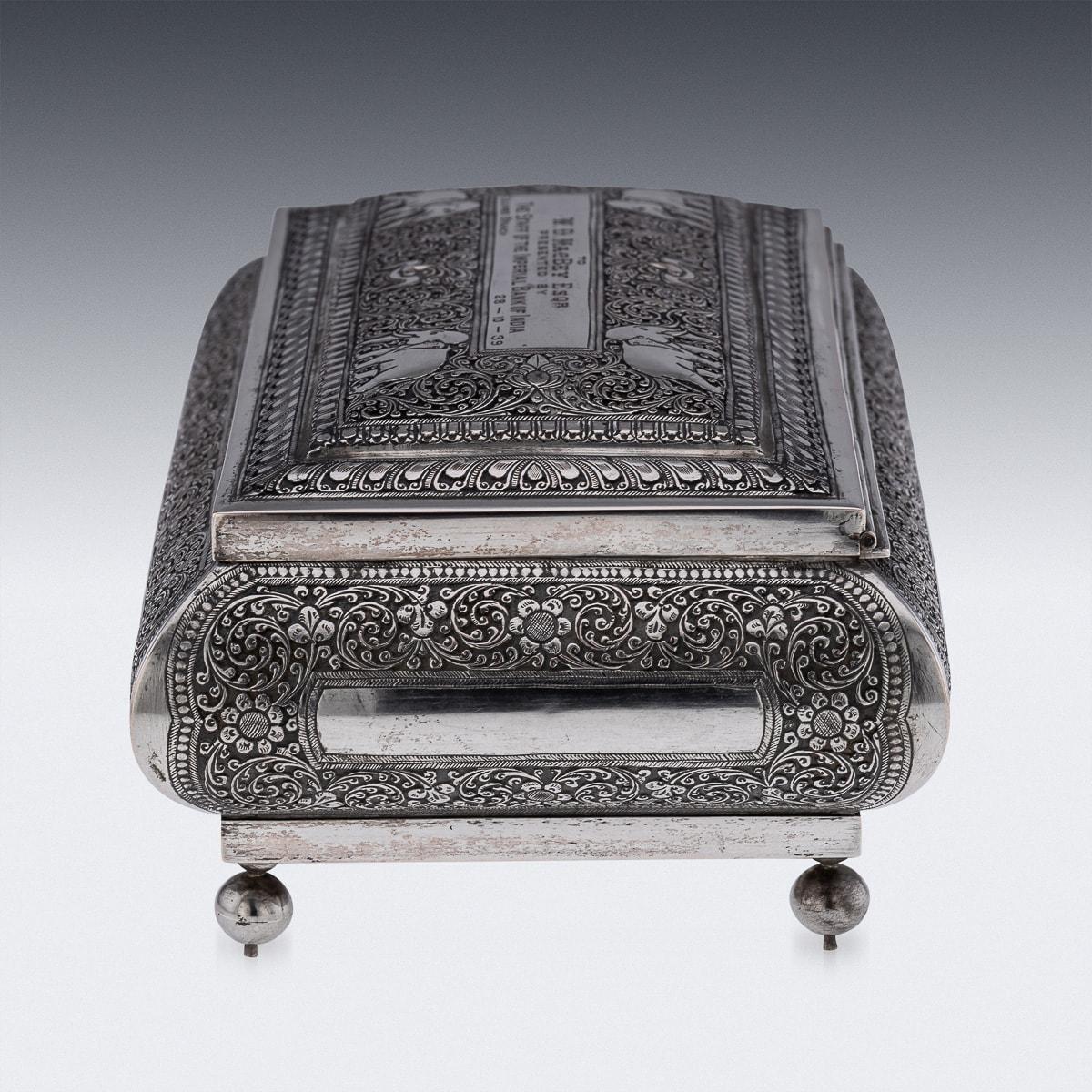 Mid 20th Century Sri Lankan Solid Silver Repousse Box, Colombo c.1930 In Good Condition For Sale In Royal Tunbridge Wells, Kent