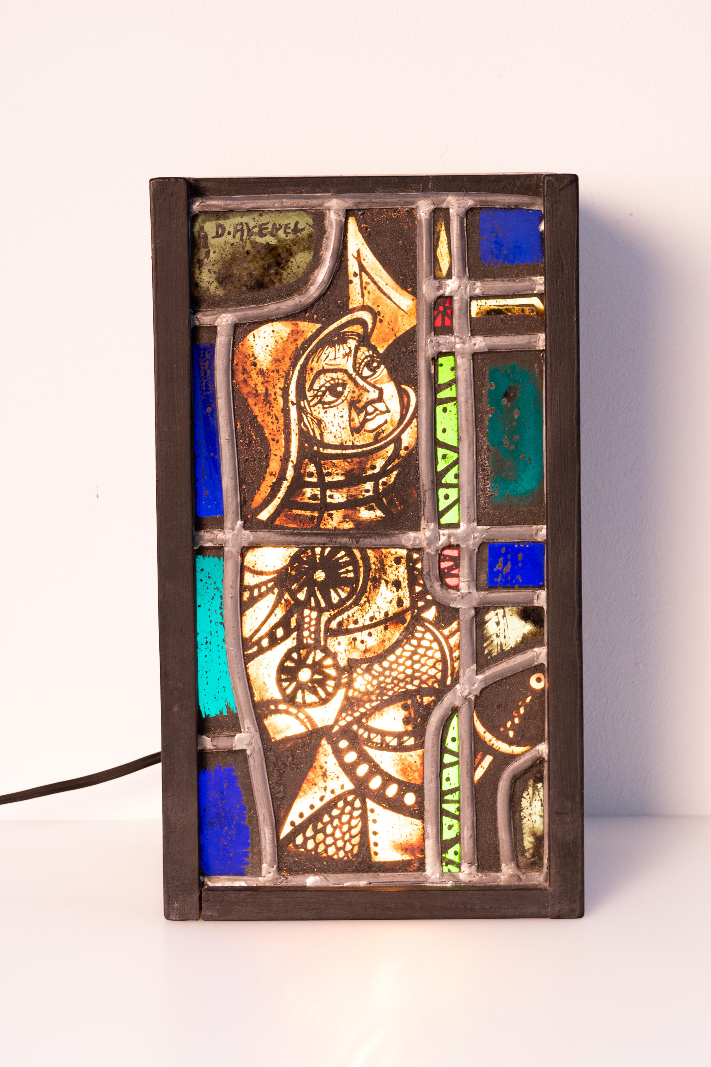 Stained glass display light box, which can easily be plugged in (220-240 V)

The artist depicted a knight in armour. Signed d’Avenel.