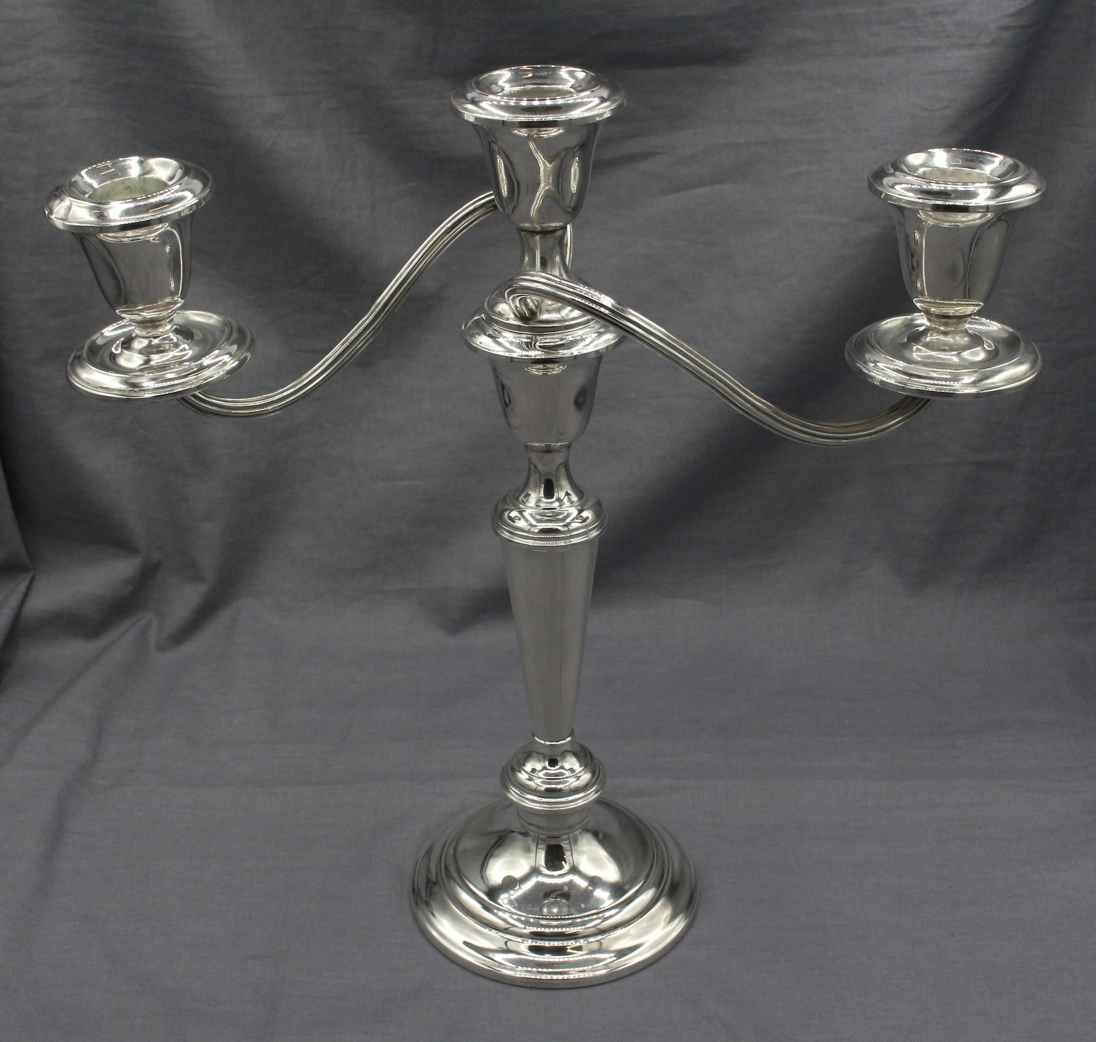 Coppia di candelabri a 3 luci in argento sterling di Gorham della metà del XX secolo. Adattabile a più forme: bassa, media o alta con candela semplice o 3 candele. Basi ponderate. Leggera ammaccatura su un portacandele bobeche.
L. 14,5