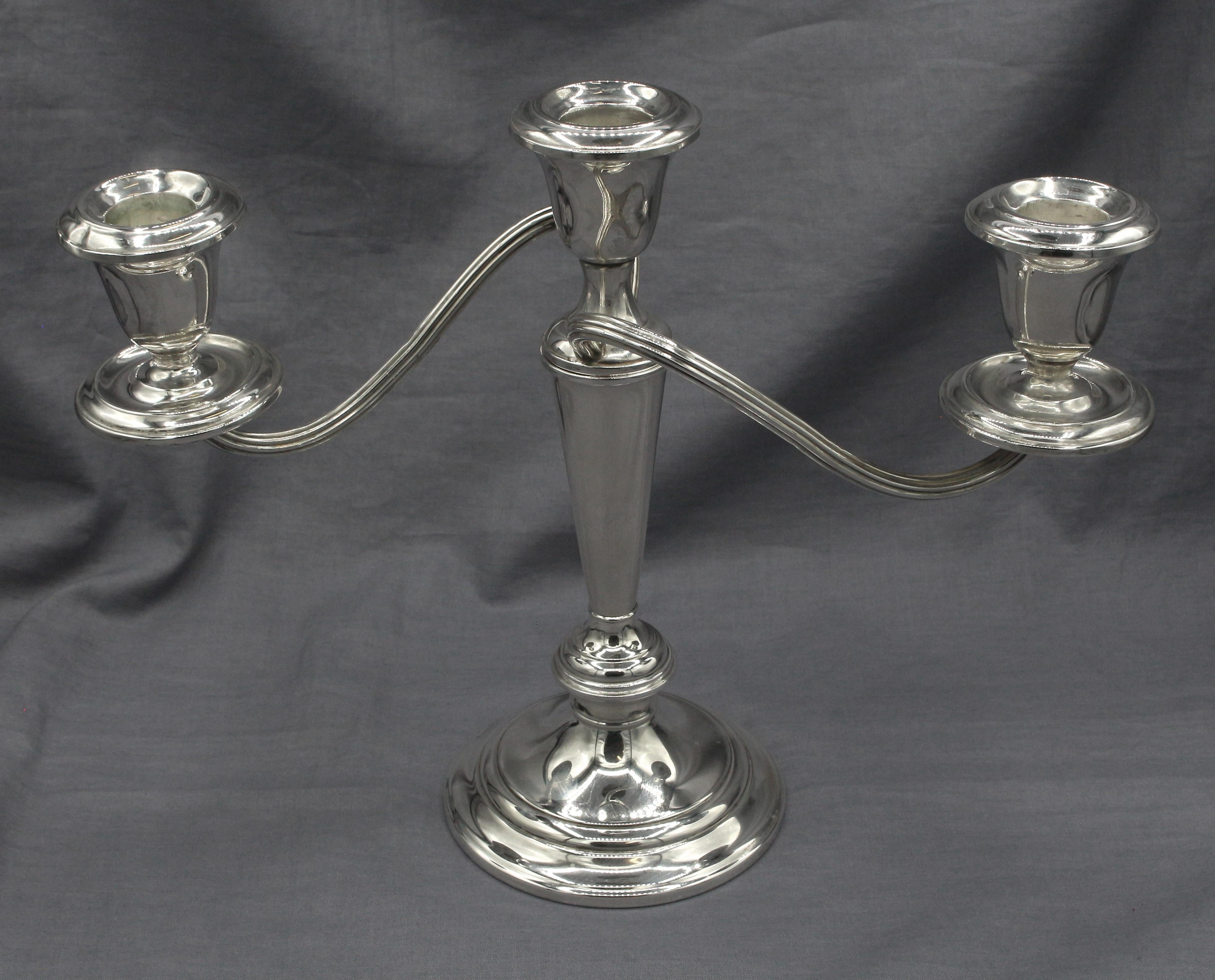 Mid-Century moderno Coppia di candelabri a 3 luci in argento Sterling della metà del XX secolo di Gorham in vendita