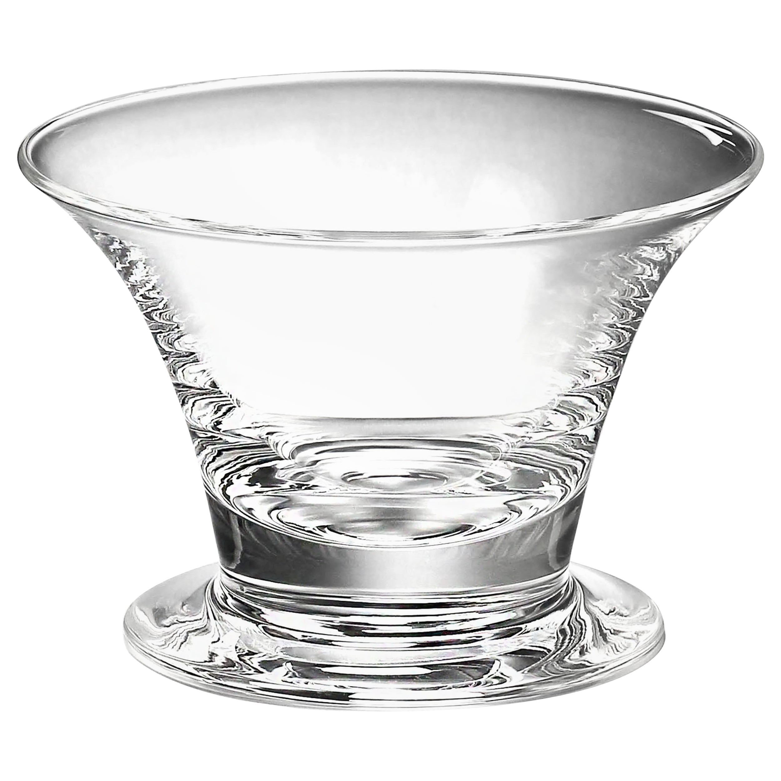 Bol à bonbons sur pied en verre soufflé à la main Steuben

Cet élégant bol à bonbons sur pied en verre soufflé à la main de Steuben est un chef-d'œuvre d'artisanat délicat et de design intemporel. Parfaite pour les amateurs de modernité du milieu du