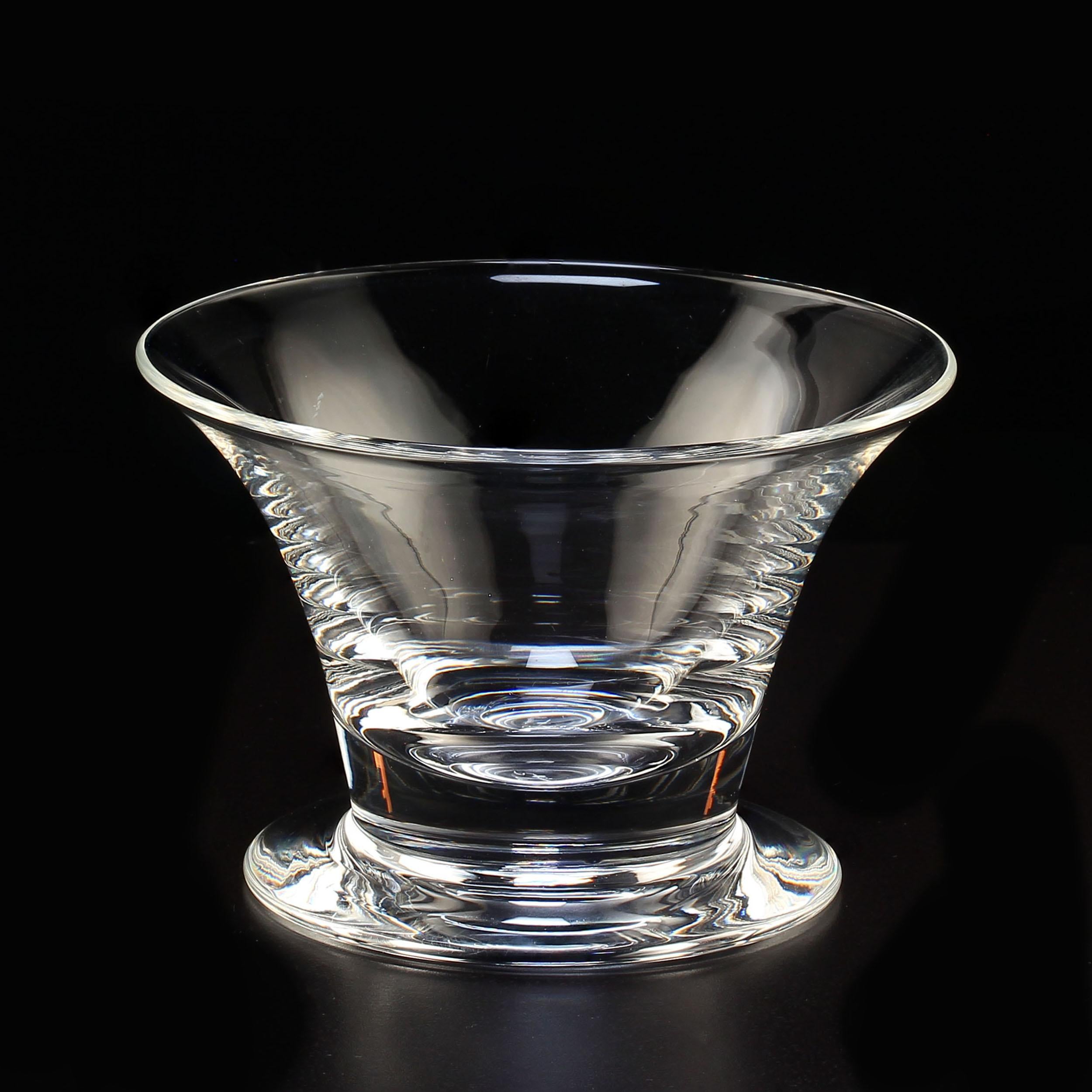 Steuben Glass Tazón de caramelos con pie, soplado a mano

Este elegante dulcero con pie de vidrio soplado a mano de Steuben es una obra maestra de delicada artesanía y diseño atemporal. Perfecto para los entusiastas de la modernidad de mediados de